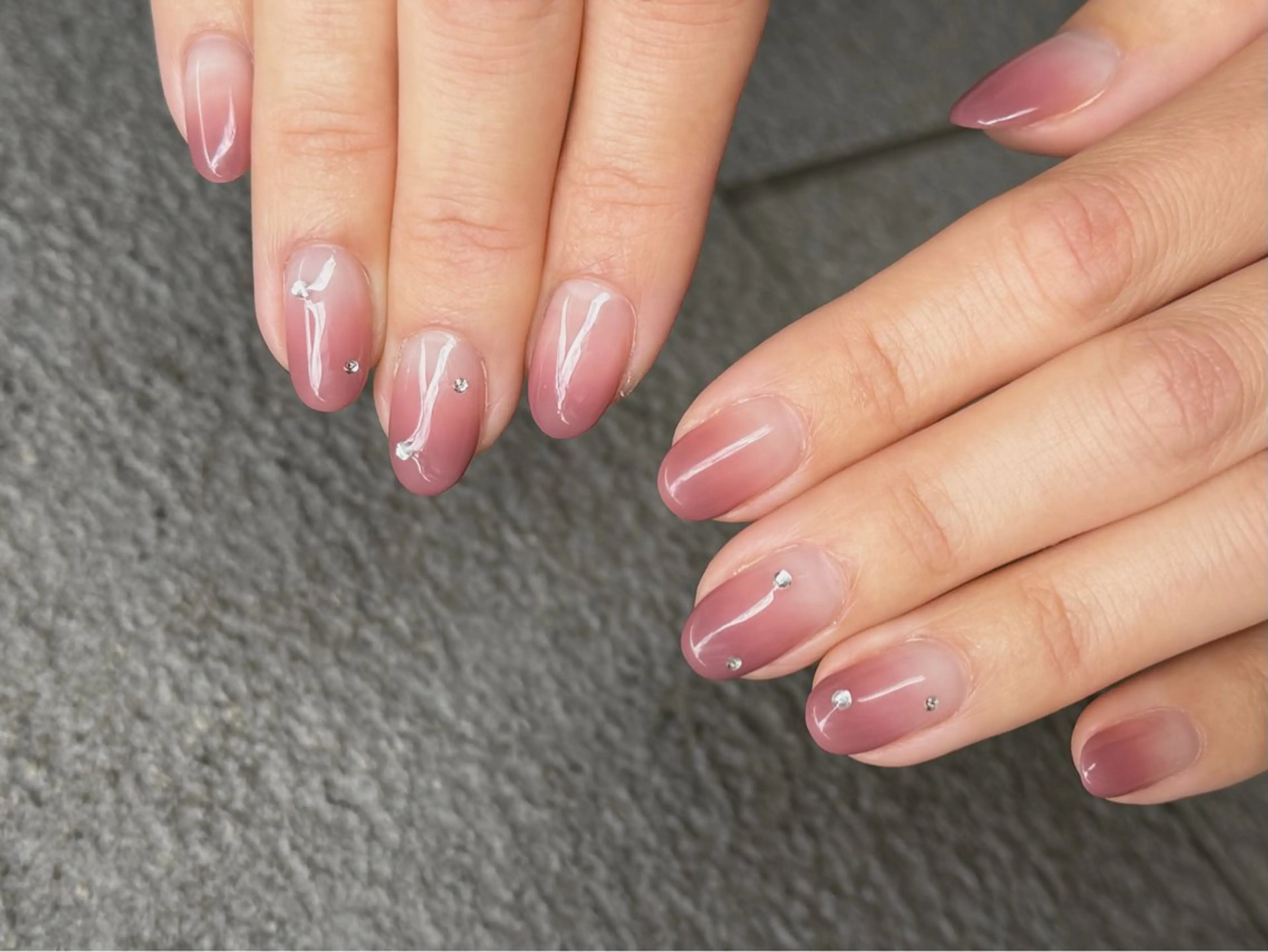 ネイル グラデーション ストーンネイル Lei nail Tomokaのネイルデザイン