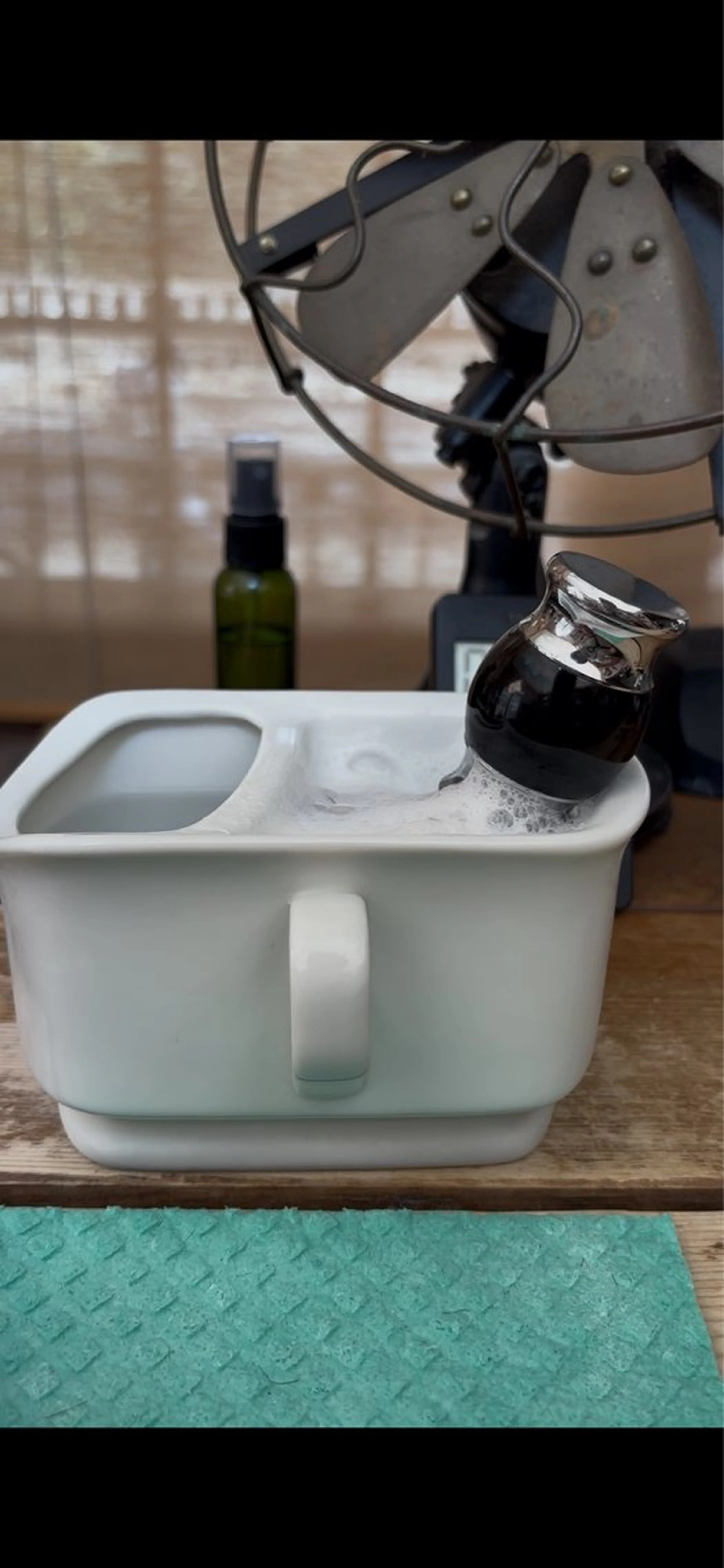 メンズ顔シェービング、襟剃り付きの写真