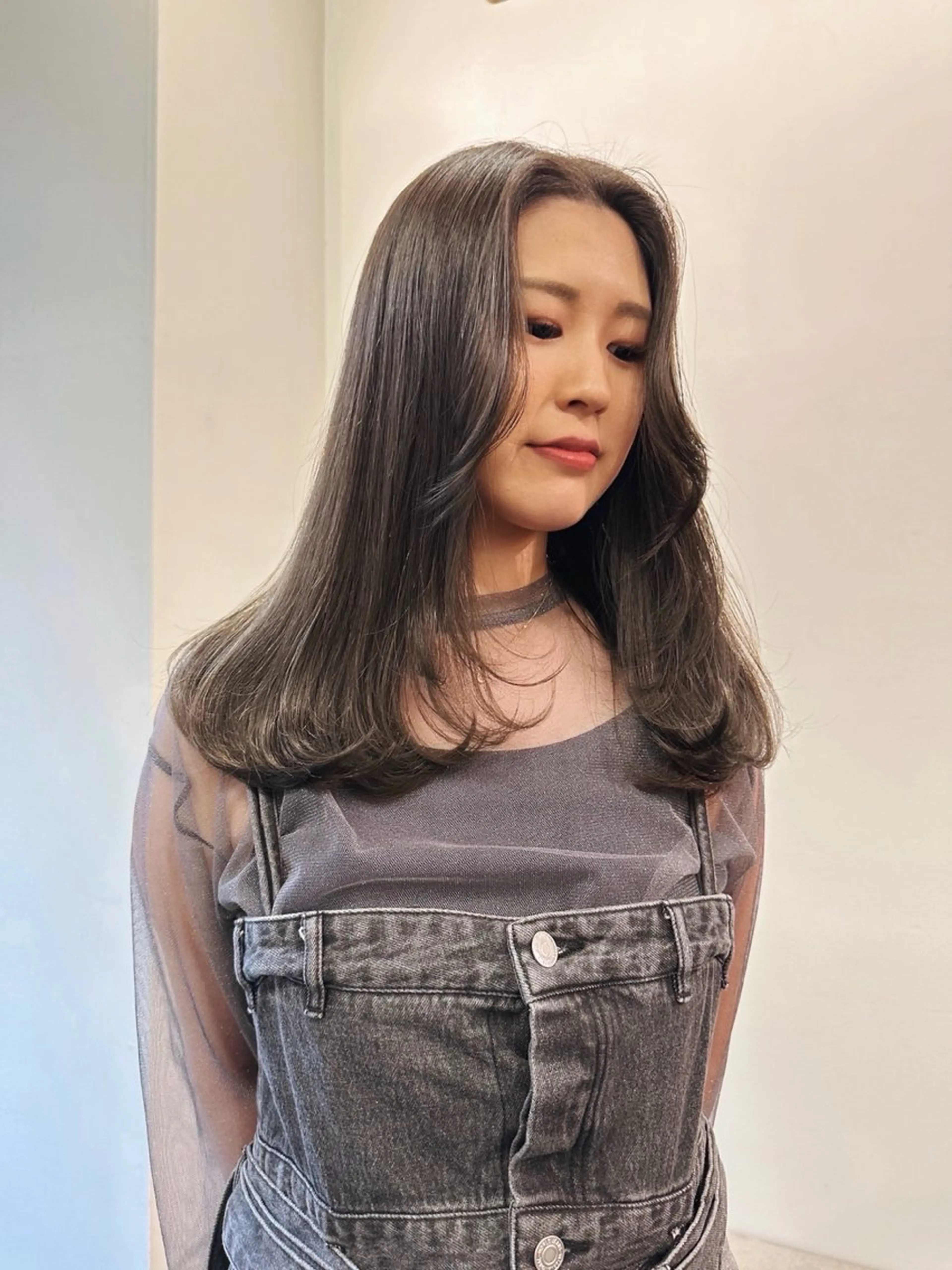 ロング カラー ブリーチ ダブルカラー グレージュ ブリーチなしカラー オリーブグレージュ ヘアカラー 金子 詞音のヘアスタイル