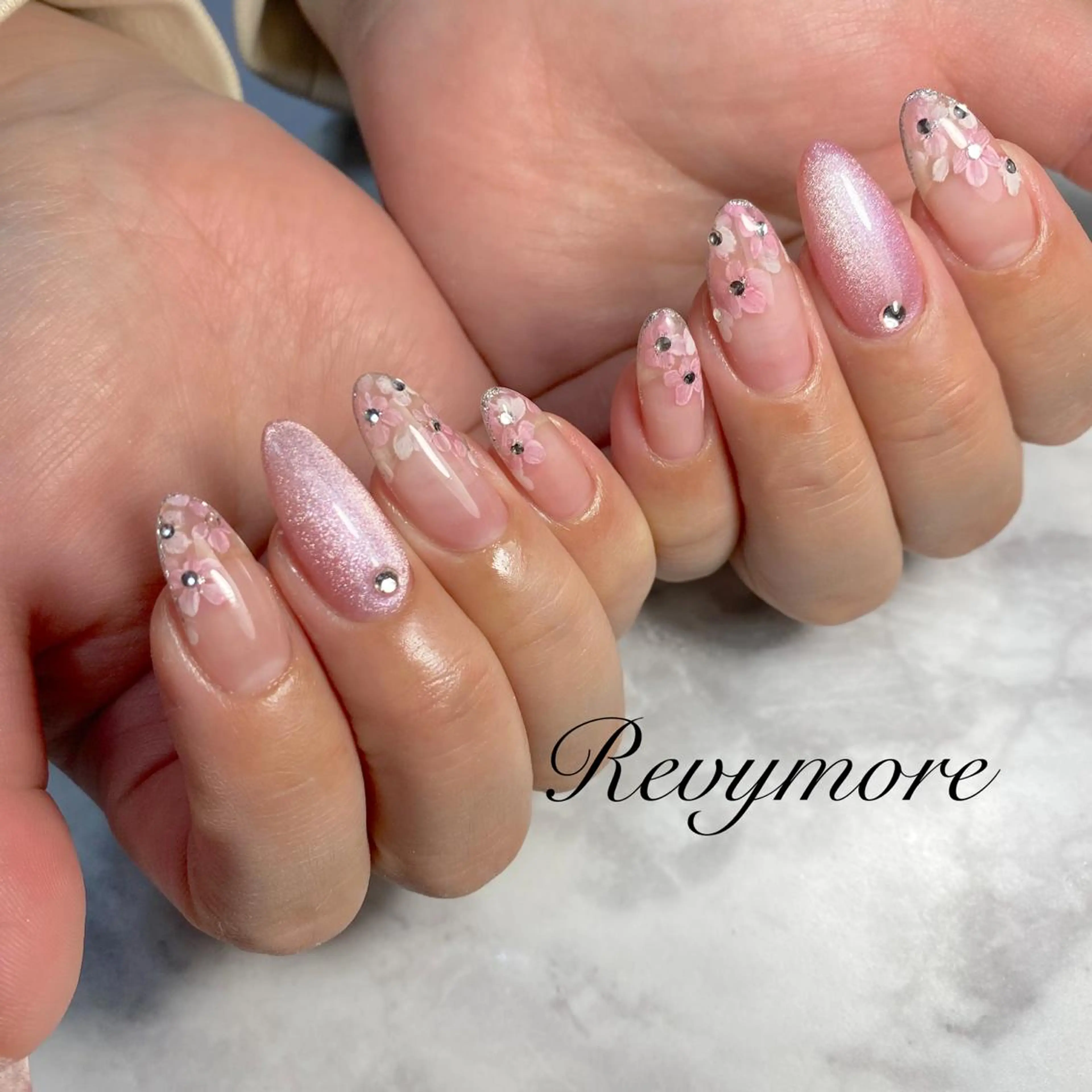 ミディアム ネイル 韓国風ヘア ジェルネイル キラキラネイル 韓国ネイル ニュアンスネイル nail salon Revymore所属・nail salon Revymoreのネイルデザイン