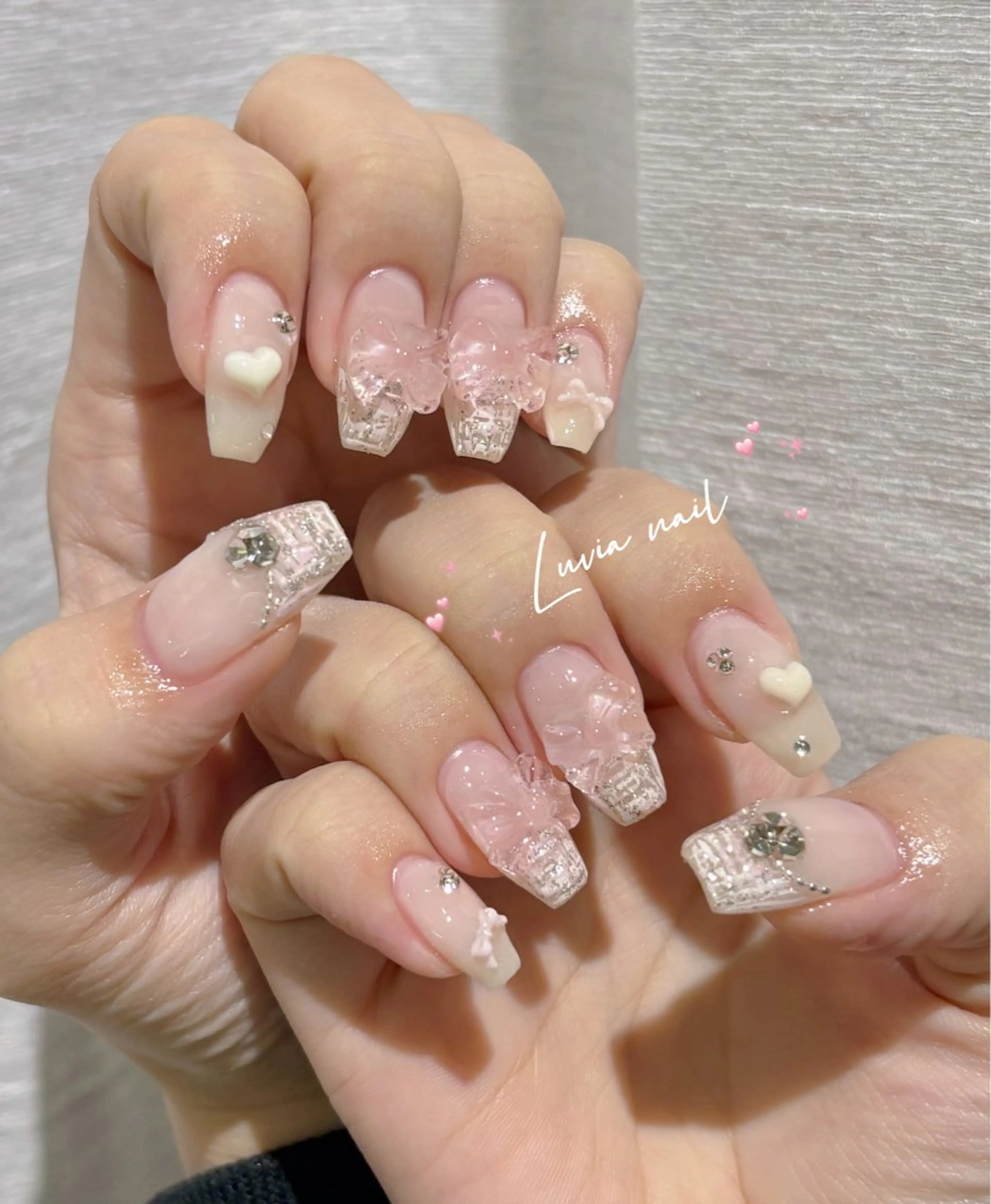 ネイル ガーリー キラキラネイル 韓国ネイル ピンク リボン ハンドネイル 🎀Luvia ワンホンネイル💫のネイルデザイン