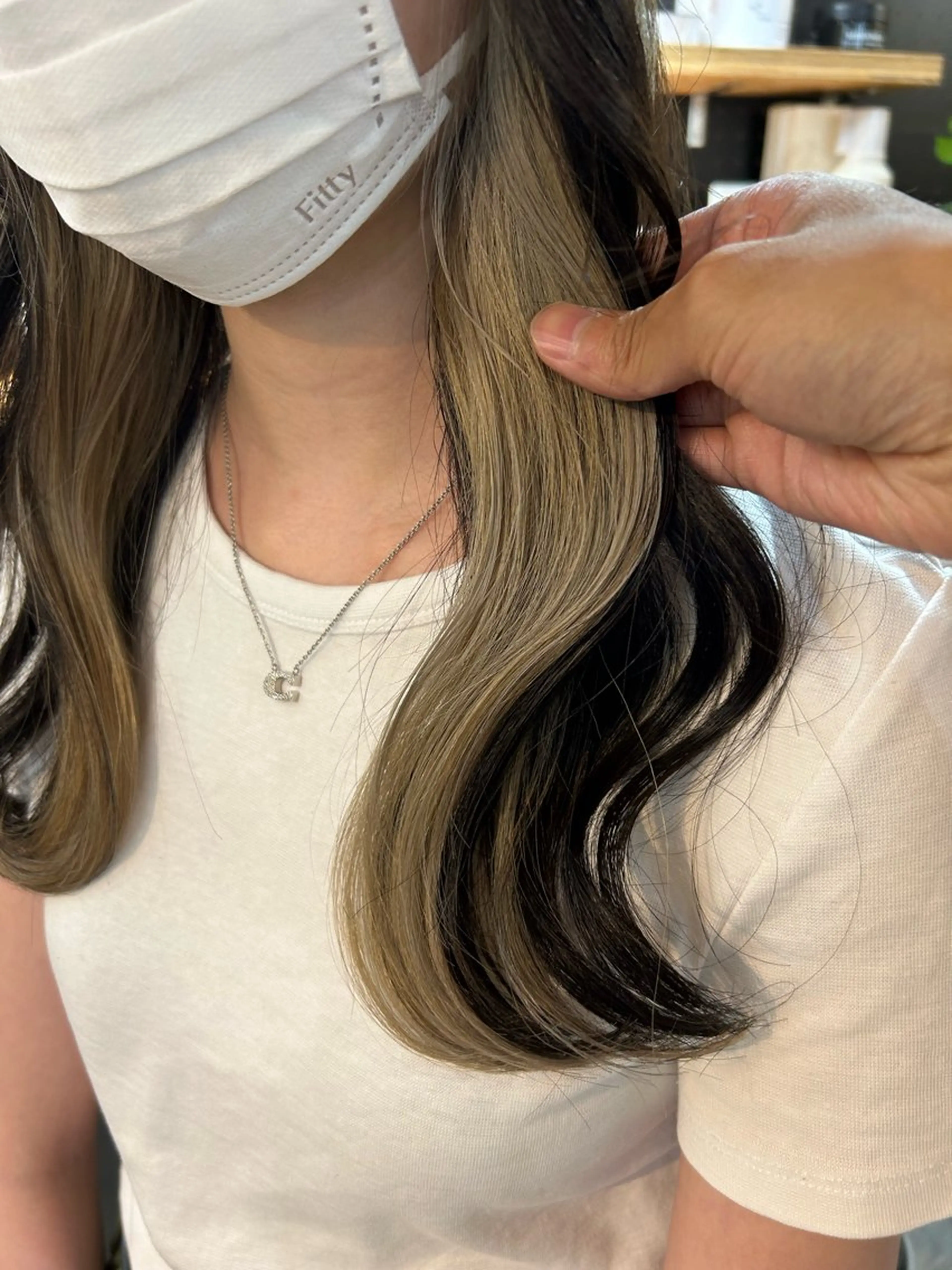 ロング カラー ベージュカラー イヤリングカラー インナーカラー トリートメント ヘアカラー トリートメント ヘアセット RYOSUKE ハイトーンのヘアスタイル