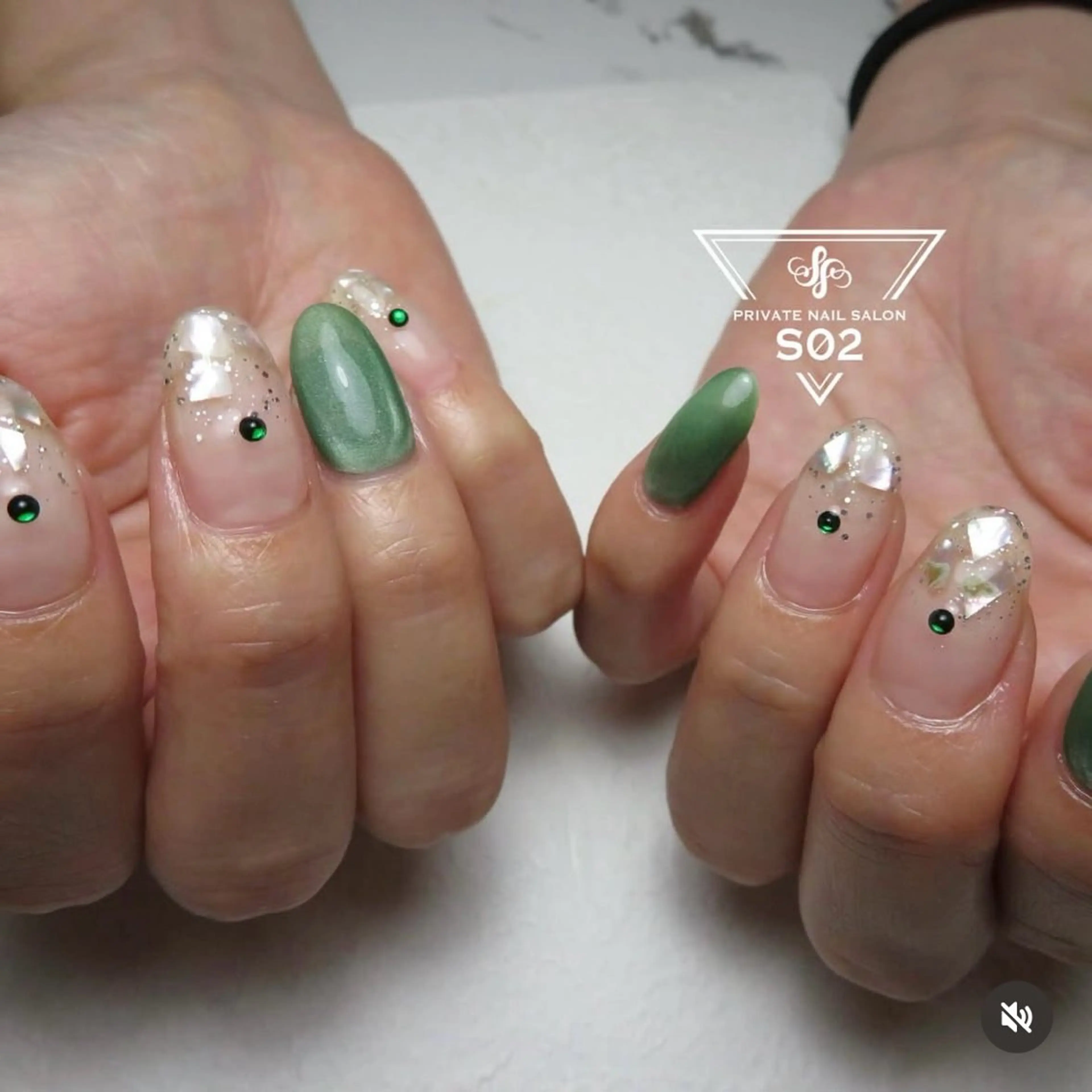 ネイル グリーン 持ち込み S02 𝙲𝚑𝚒𝚎のネイルデザイン