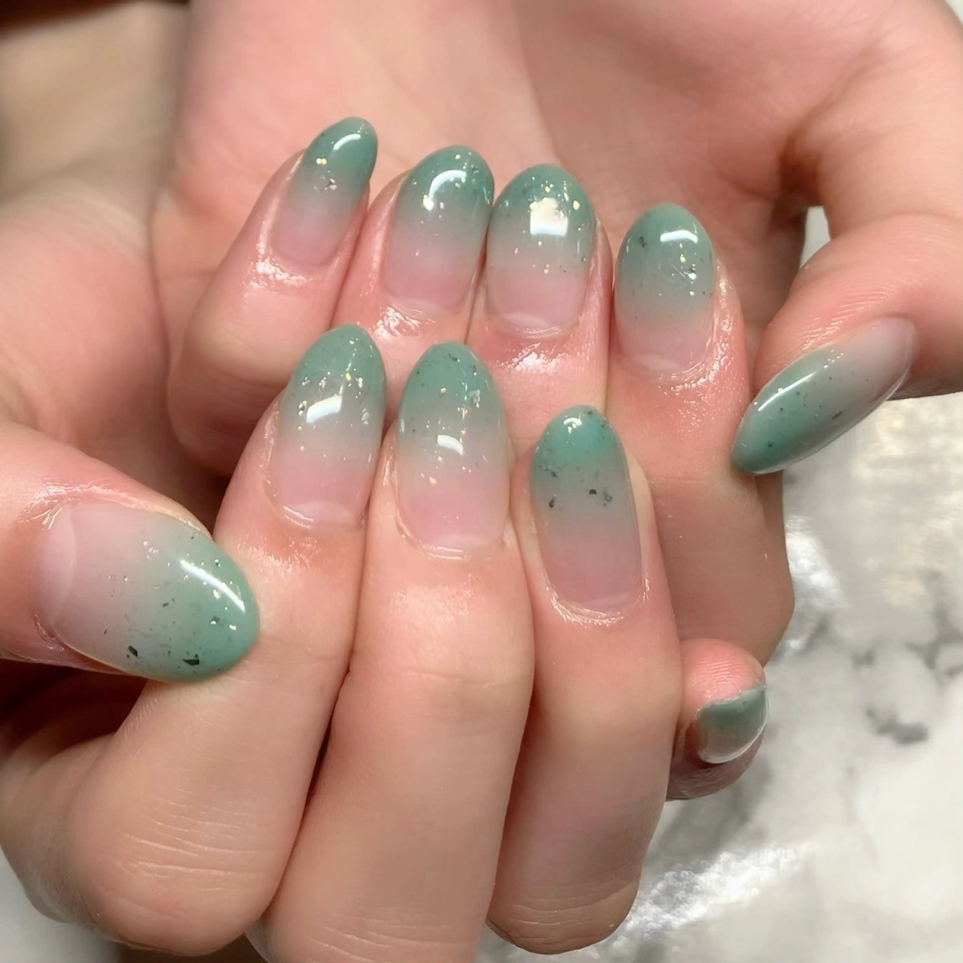 ネイル グラデーション グリーン ラメ(グリッター) シルバー MALAMA NAILのネイルデザイン