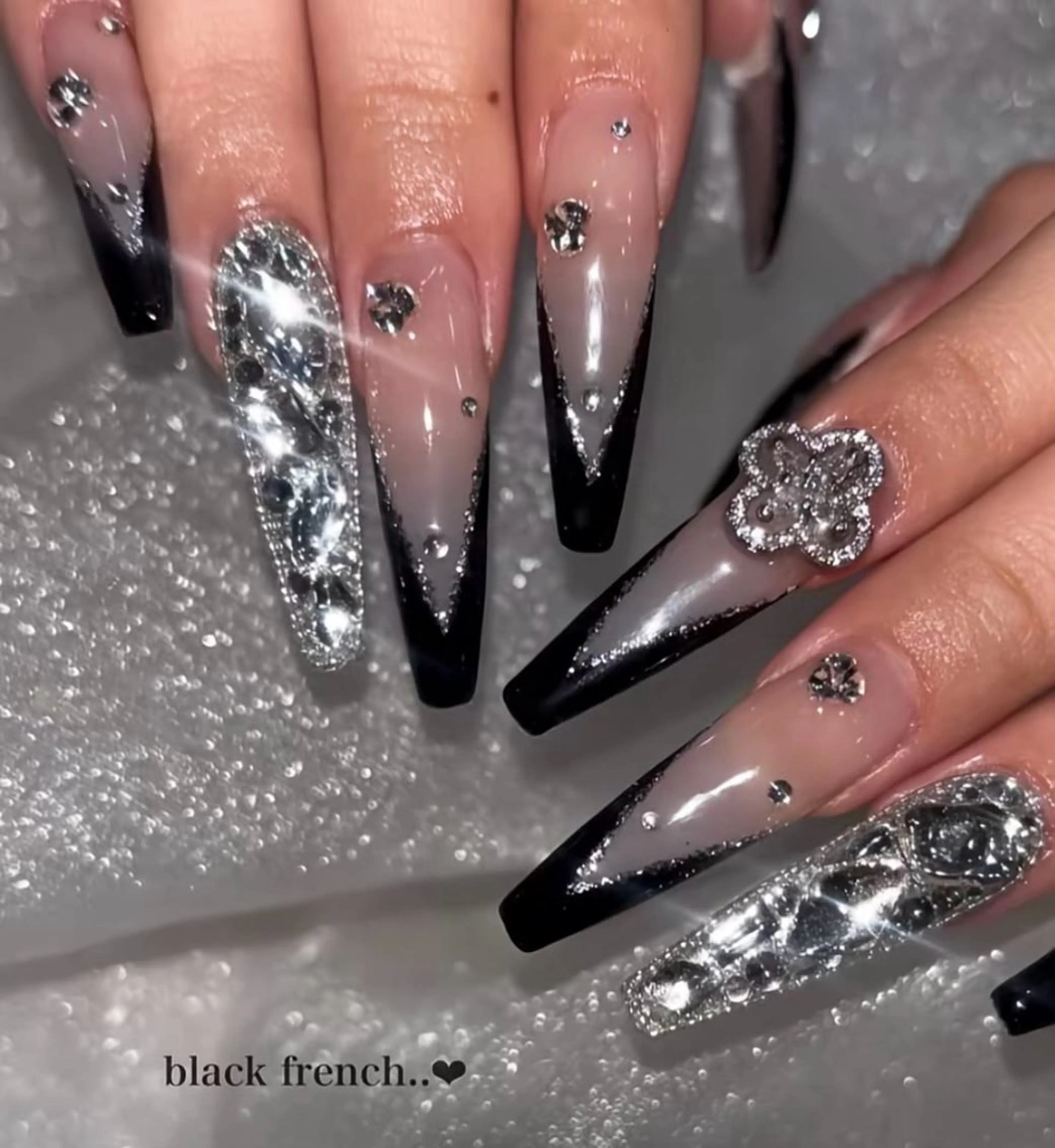 ネイル キラキラネイル 韓国ネイル ロングネイル ワンホンネイル ハンドネイル Josie nail salonのネイルデザイン