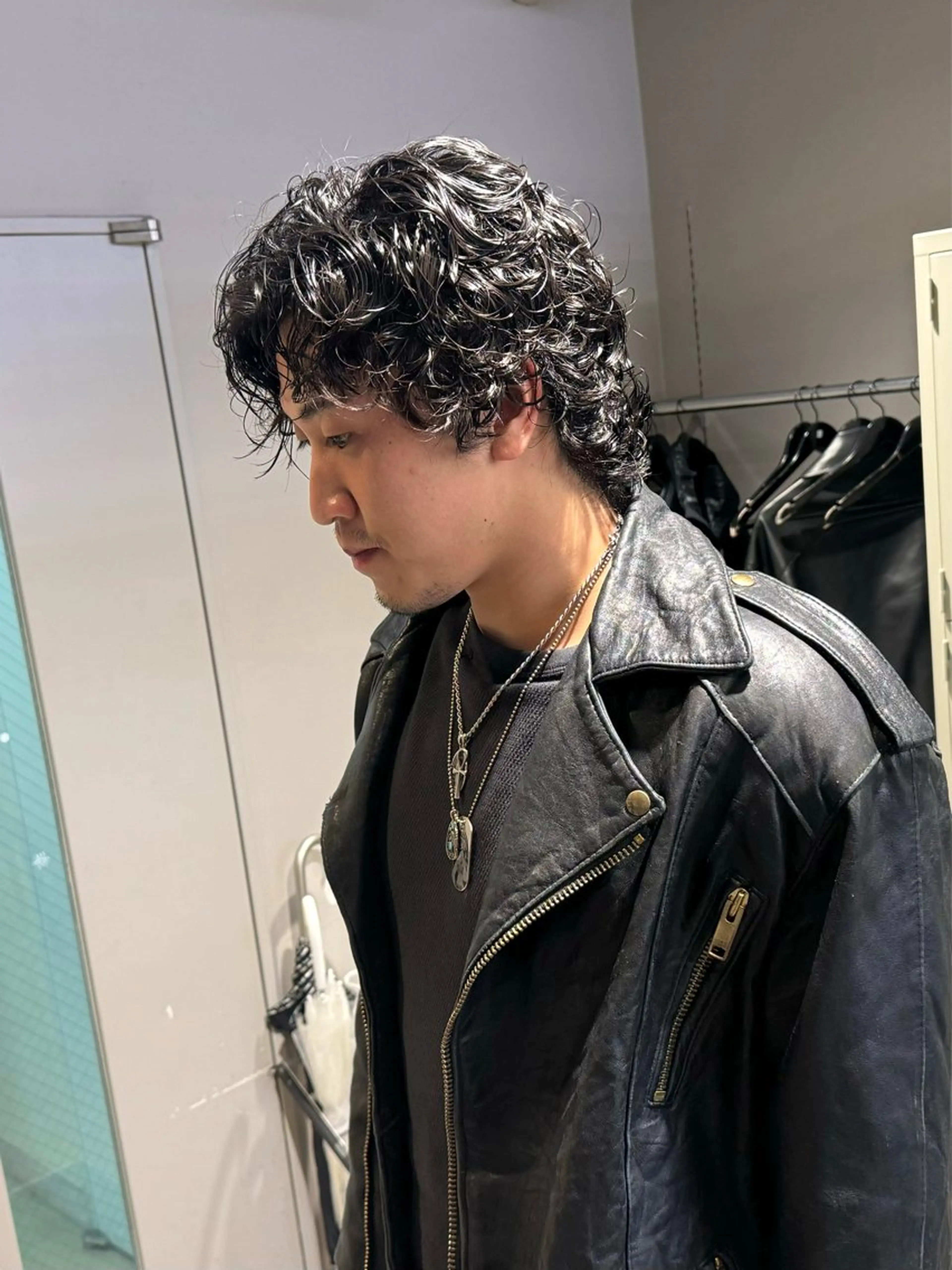 ミディアム パーマ ヘアアレンジ メンズ ミディアムパーマ メンズパーマ カット パーマ トリートメント ヘッドスパ ヘアセット 顔まわりカット の達人のヘアスタイル