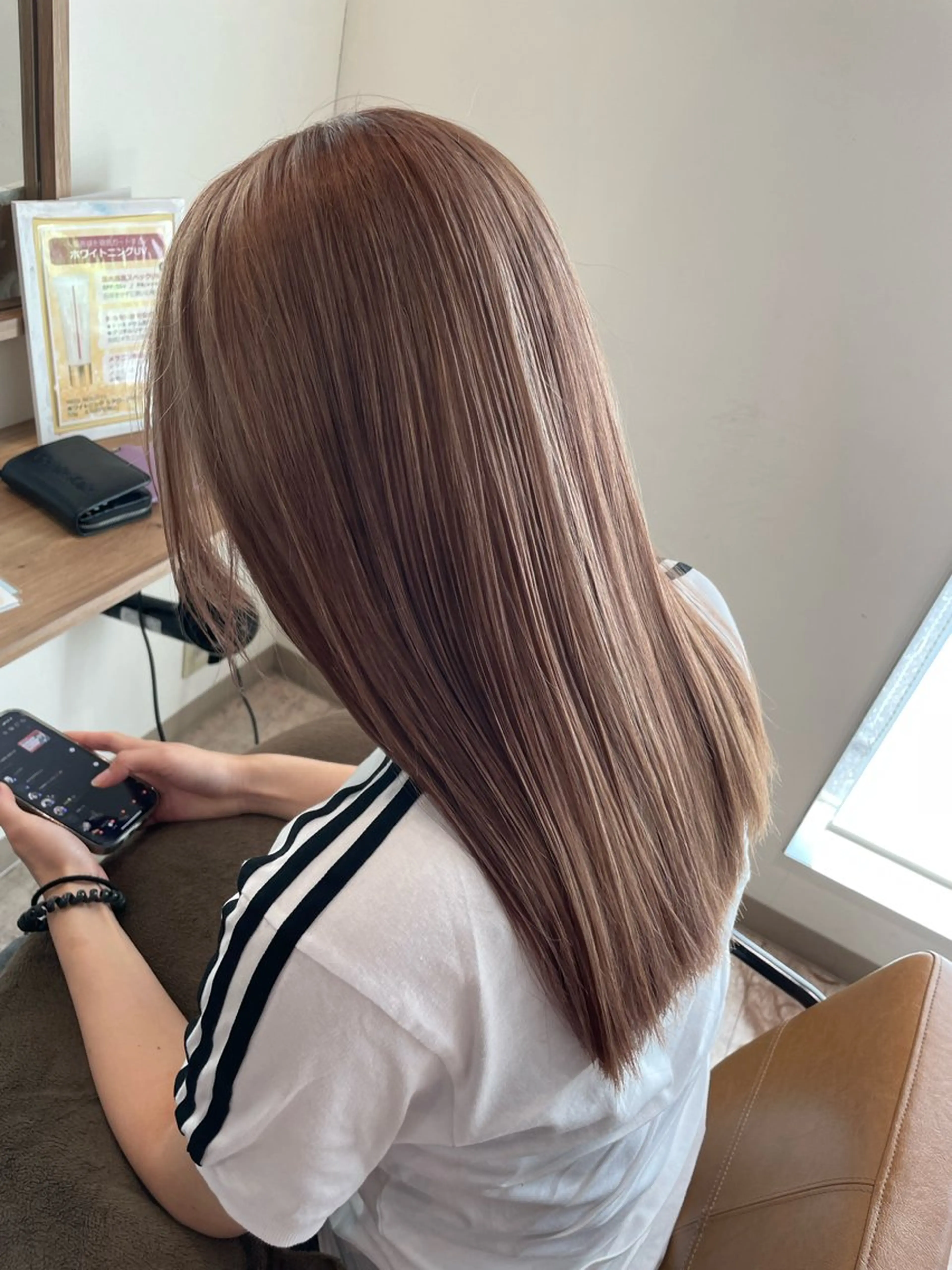 ロング ピンクブラウン 秋山 大樹のヘアスタイル