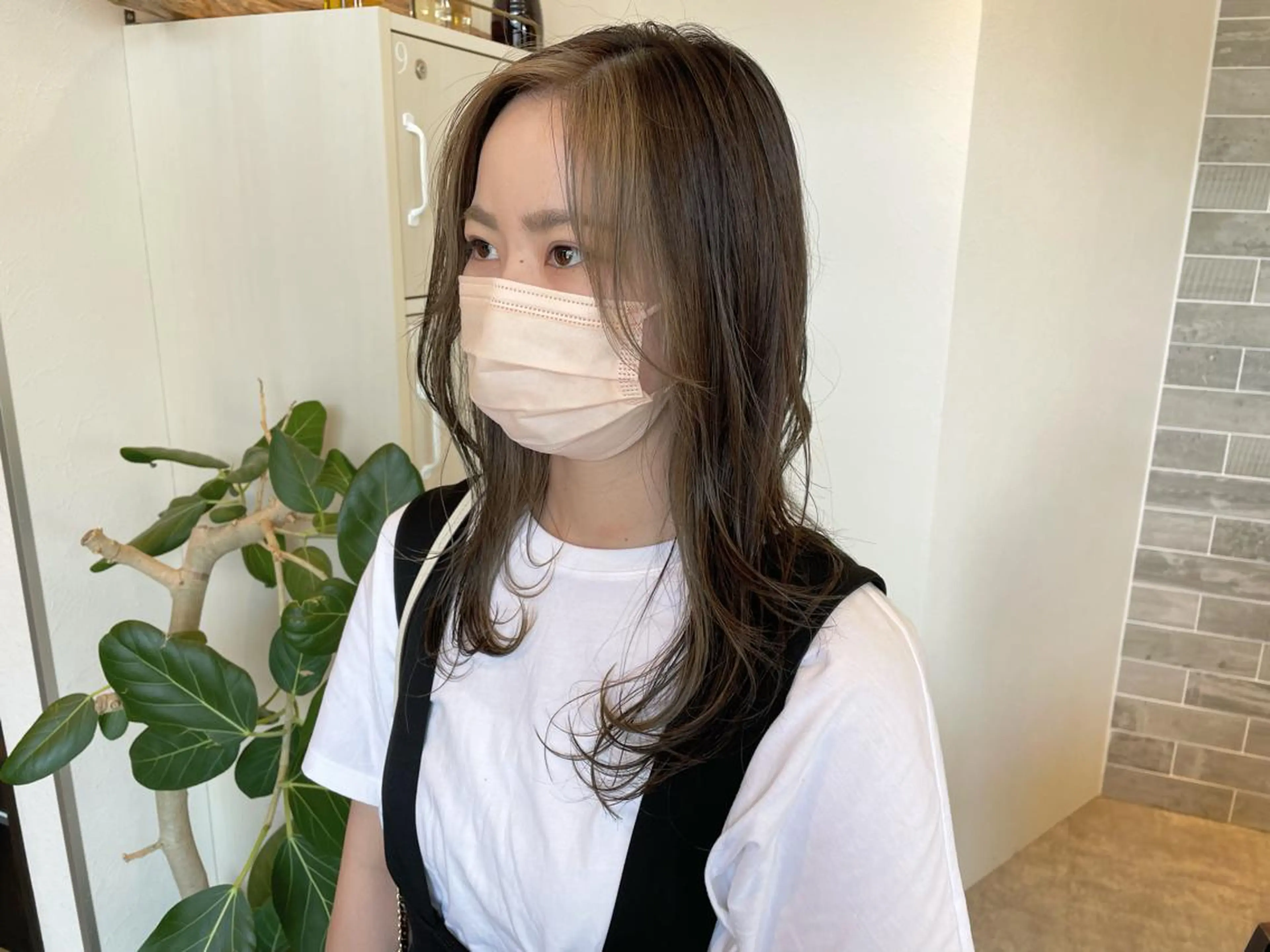 セミロング カラー ミストバング ベージュカラー フェイスフレーミング ミルクティーベージュ レイヤーカット カット トリートメント 高月 瞭のヘアスタイル