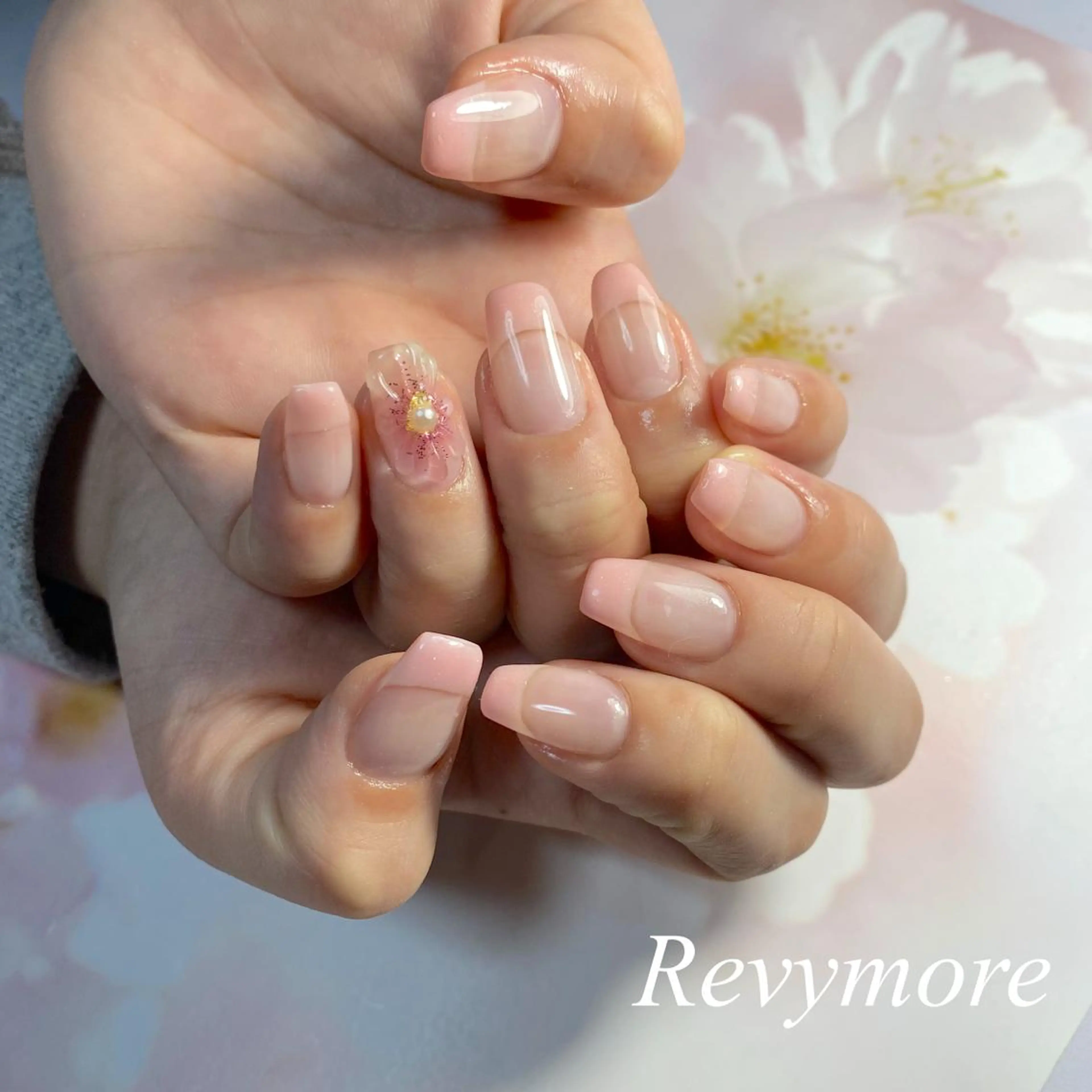 ミディアム ネイル 桜ネイル フラワーネイル ジェルネイル ニュアンスネイル オフィスネイル nail salon Revymore所属・nail salon Revymoreのネイルデザイン
