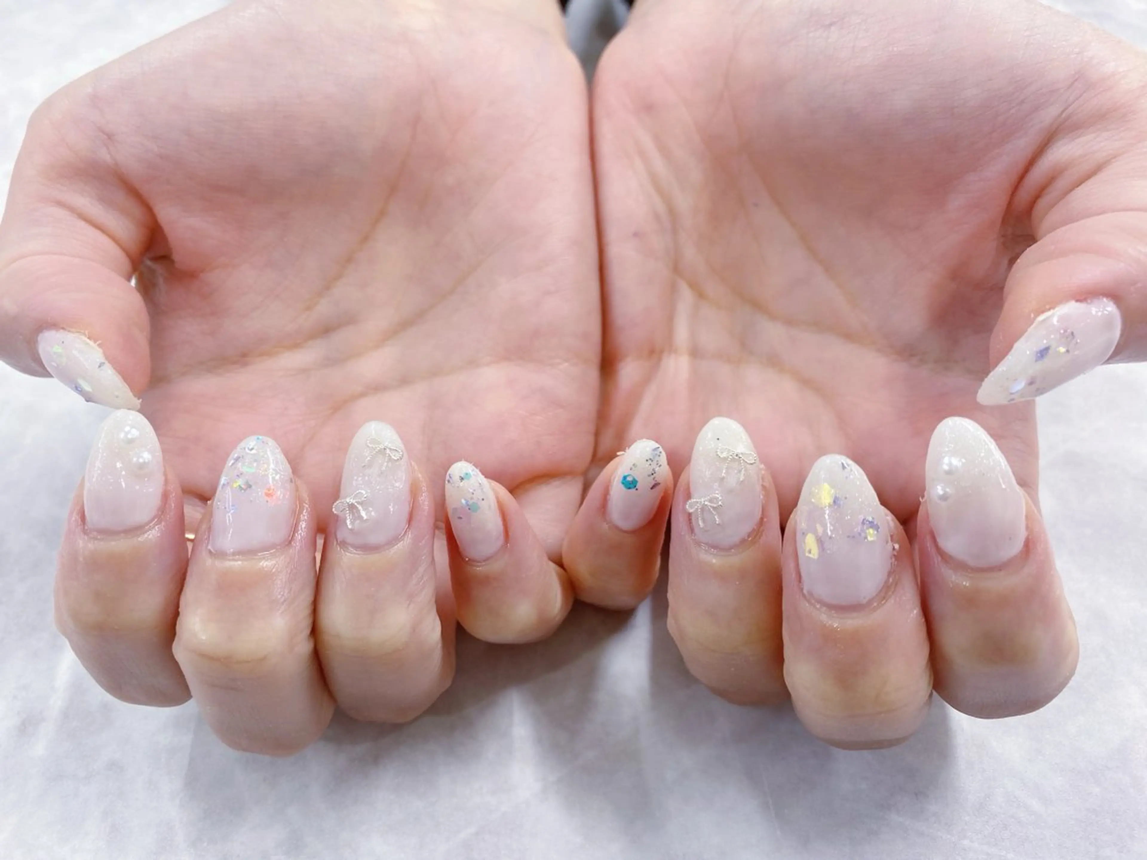 ネイル 長さ出し キラキラネイル シルバー ワンホンネイル ホワイト Nail&Eyelash パレス所属・パレス 💅🏻⌇.mamiのネイルデザイン