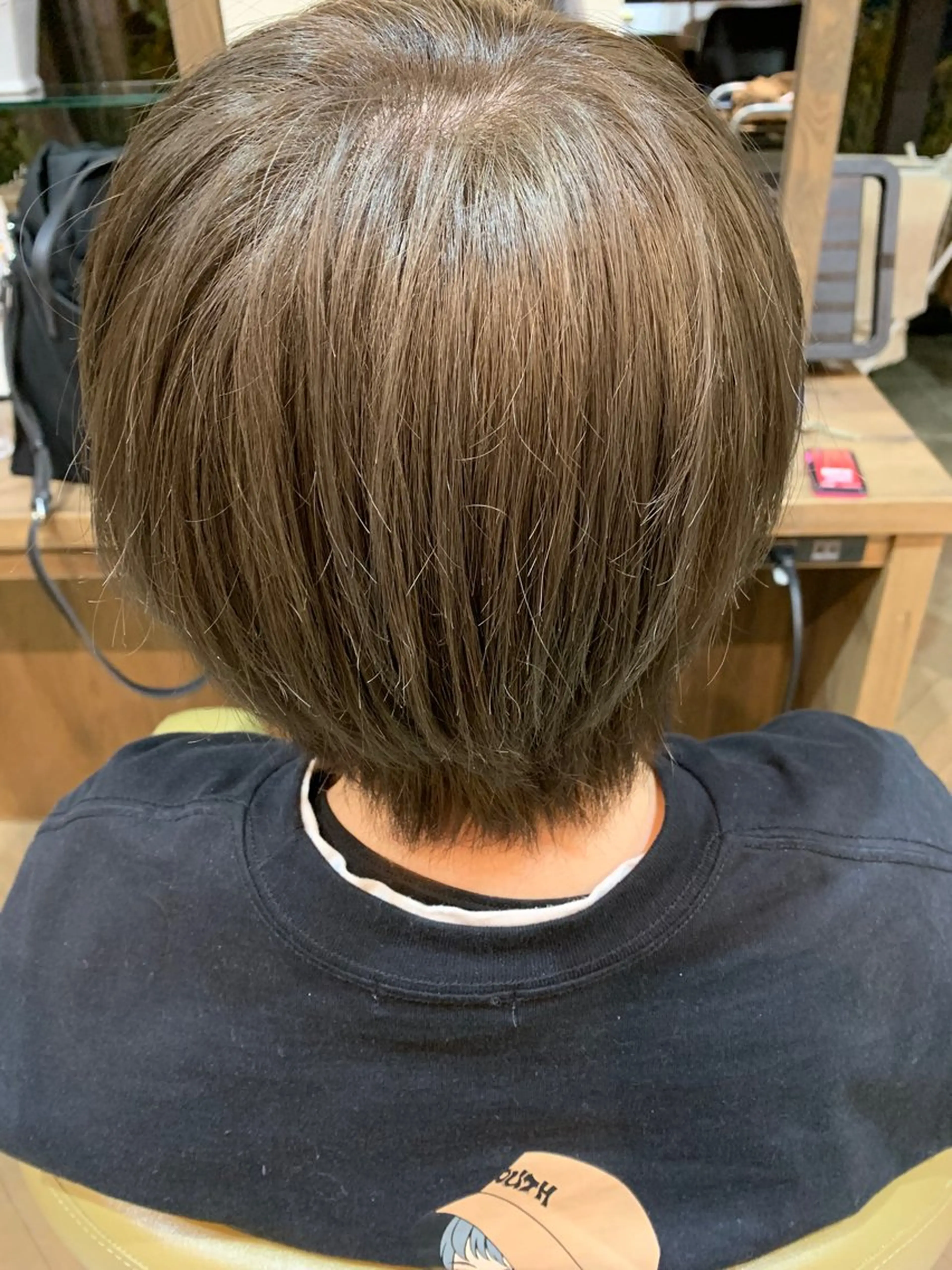 カラー アッシュ ベージュカラー ブリーチ 礒谷 夏帆のヘアスタイル