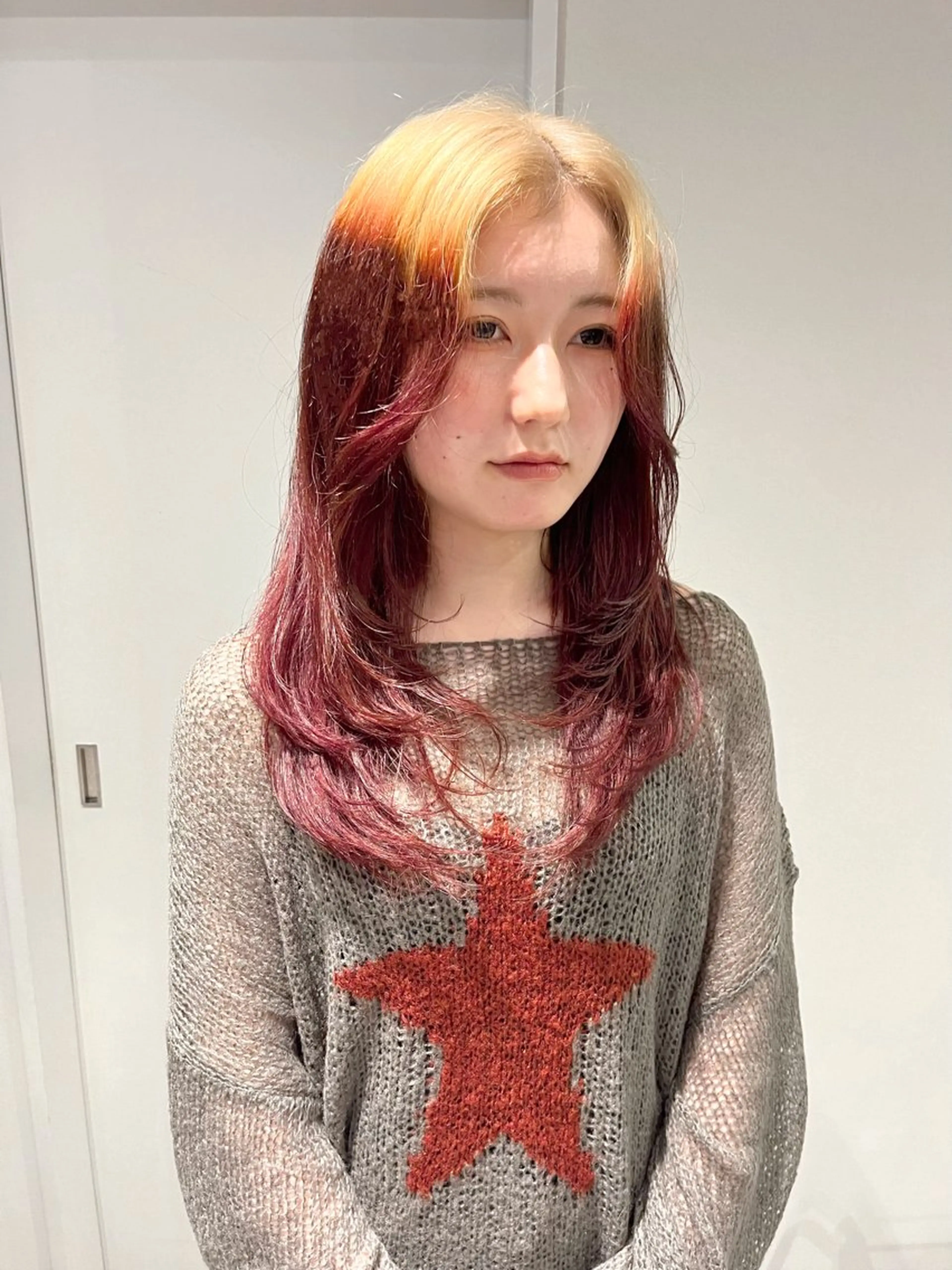 セミロング カラー ブロンド ボルドーカラー レイヤーカット ヘアカラー トリートメント ウルフ/レイヤー/ ブリーチ/牧原歩夢のヘアスタイル