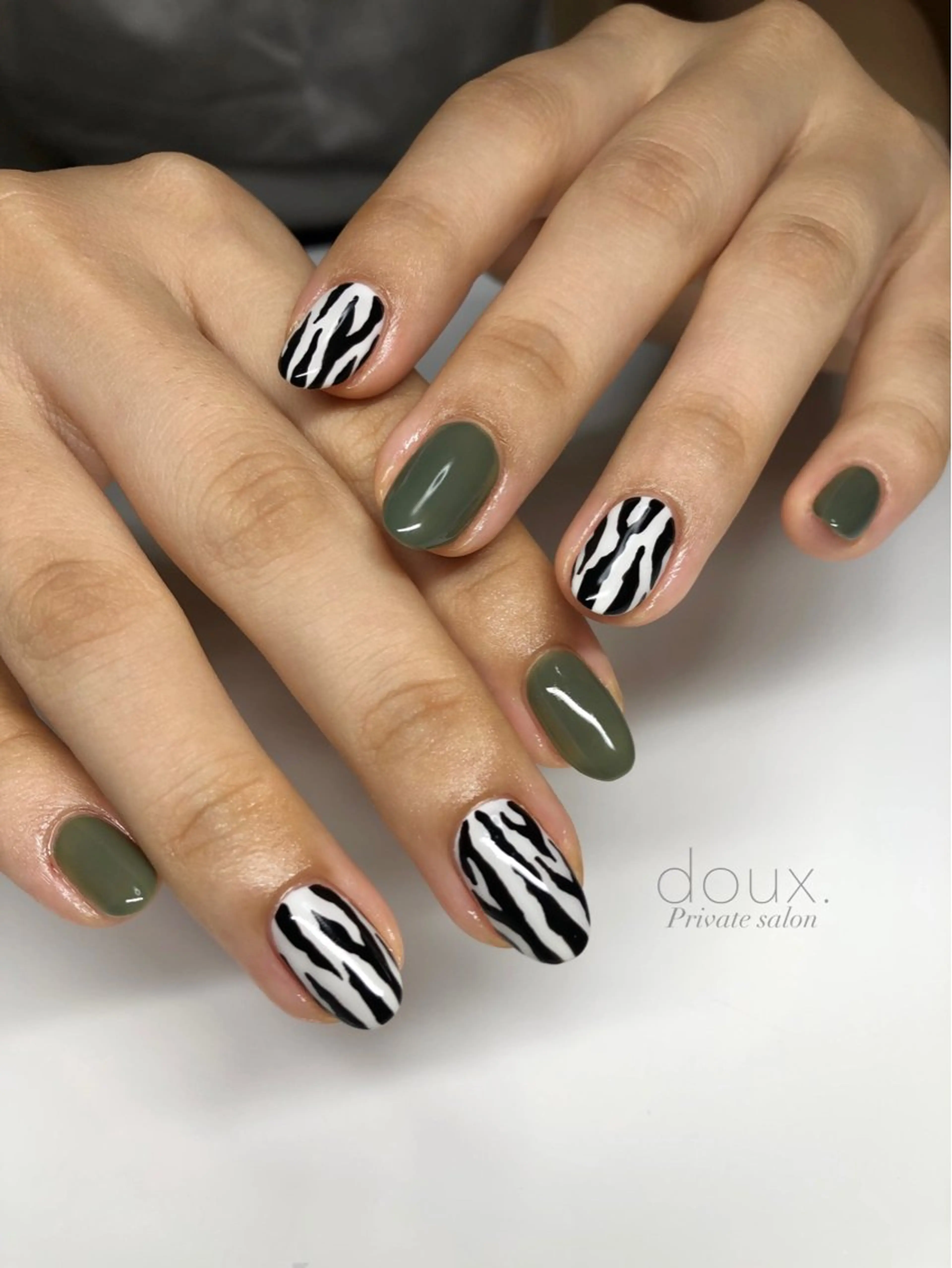 ネイル アニマル柄 グリーン 韓国ネイル マグネットネイル ニュアンスネイル ハンドネイル doux. nailのネイルデザイン