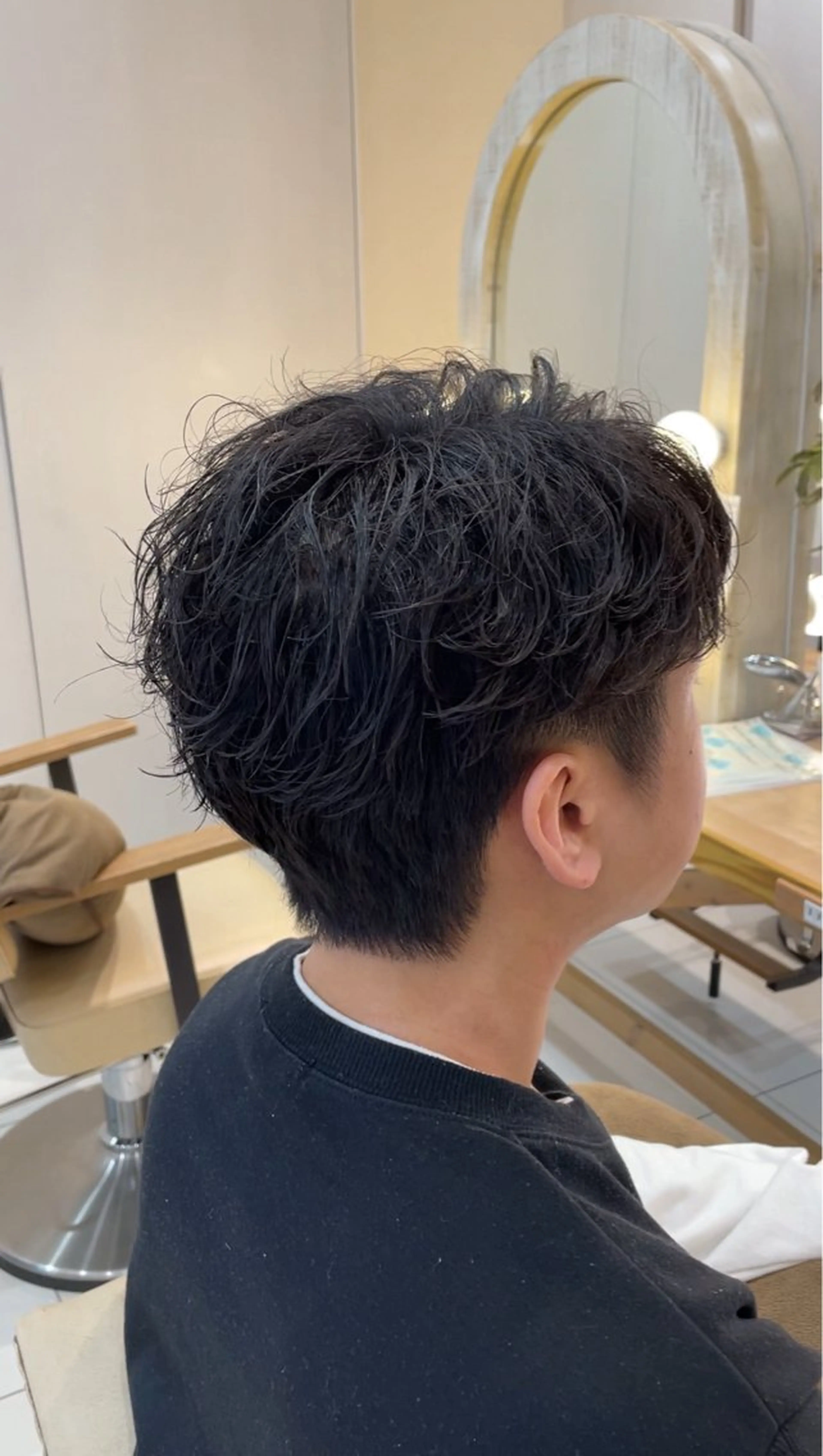 ミディアム パーマ メンズ ミディアムパーマ ダウンパーマ メンズパーマ 学生（メンズ向け） 波巻きパーマ 本厚木｜縮毛矯正/ 酸性スト専門サロンのヘアスタイル