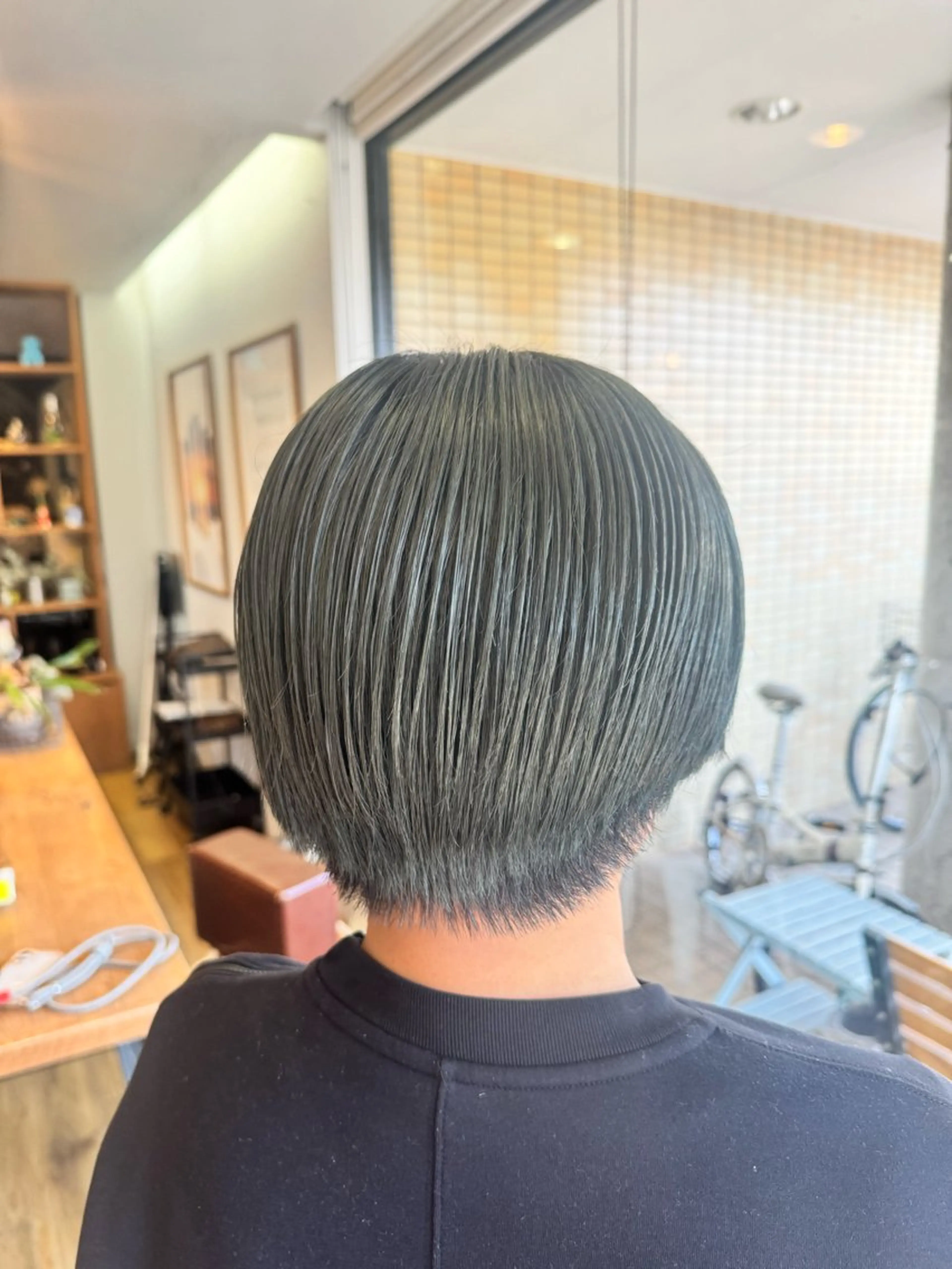 ショート カラー ブリーチ グレージュ オリーブグレージュ オリーブグレー ヘアカラー トリートメント ツキダテ ユイのヘアスタイル