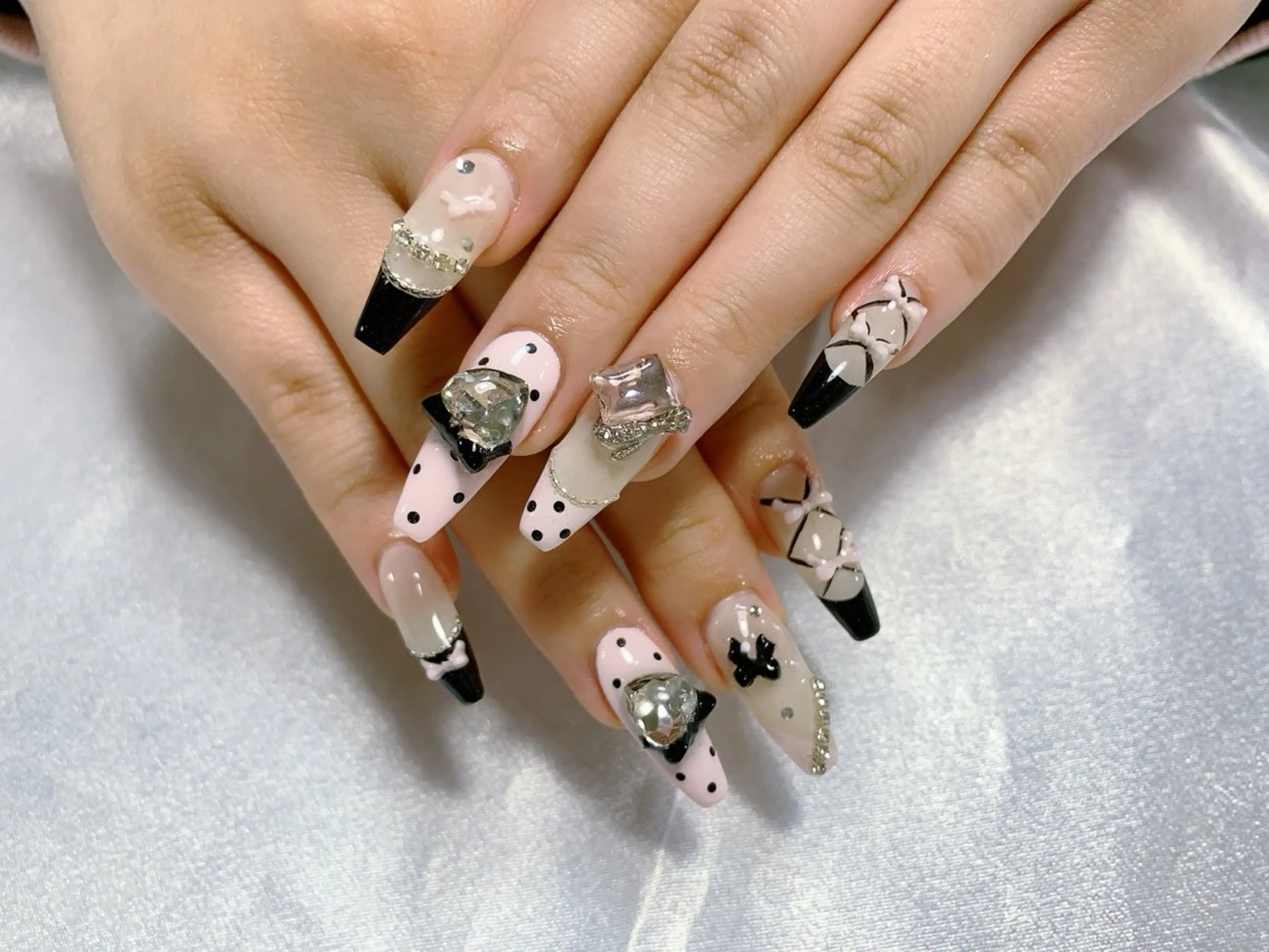 ネイル ブルー チークネイル フレンチネイル ハート ホログラムネイル ハンドネイル インフィニティ ネイルサロンのネイルデザイン