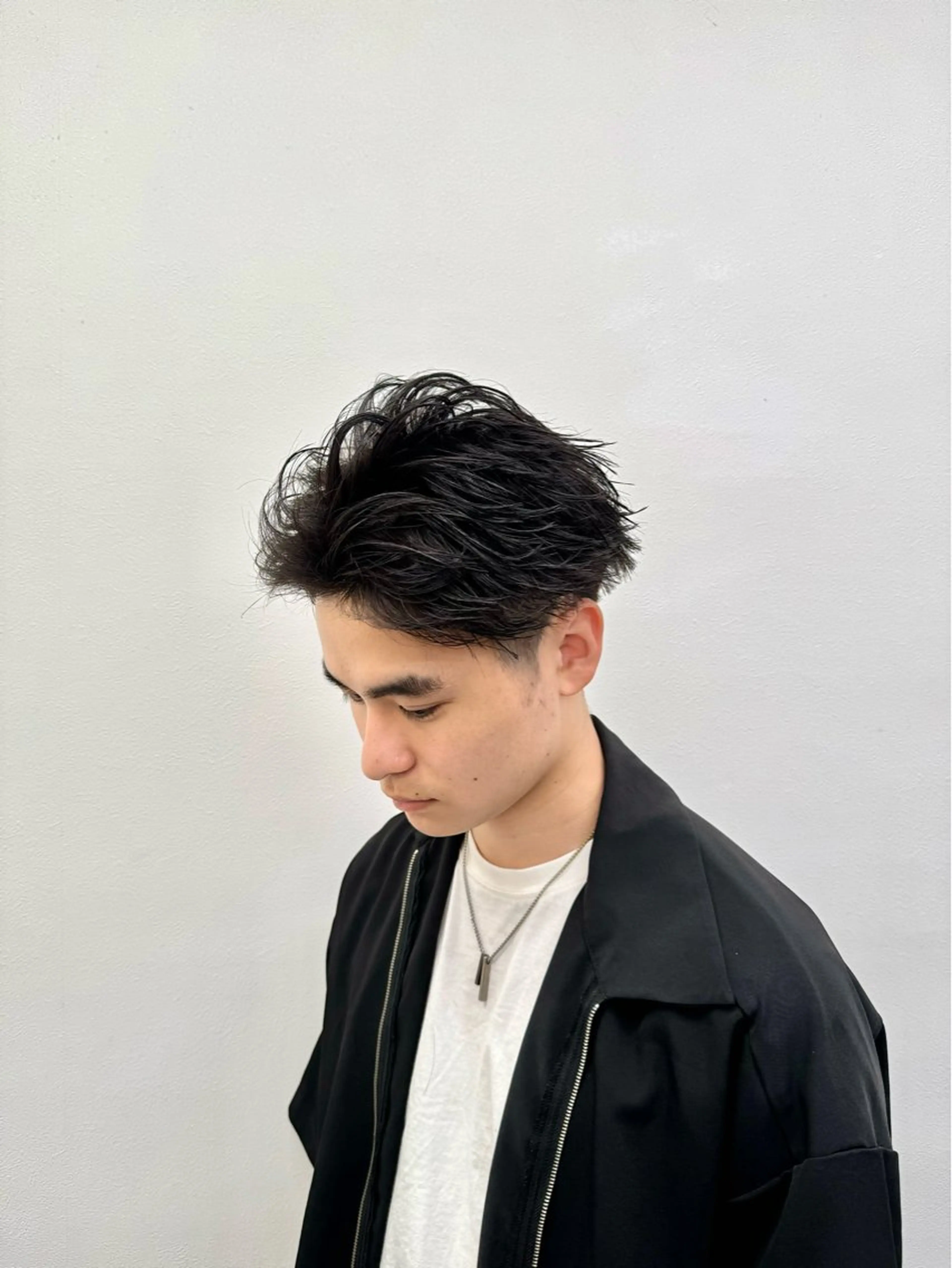 ミディアム パーマ ヘアアレンジ メンズ ミディアムパーマ メンズパーマ カット パーマ トリートメント ヘッドスパ ヘアセット 顔まわりカット の達人のヘアスタイル