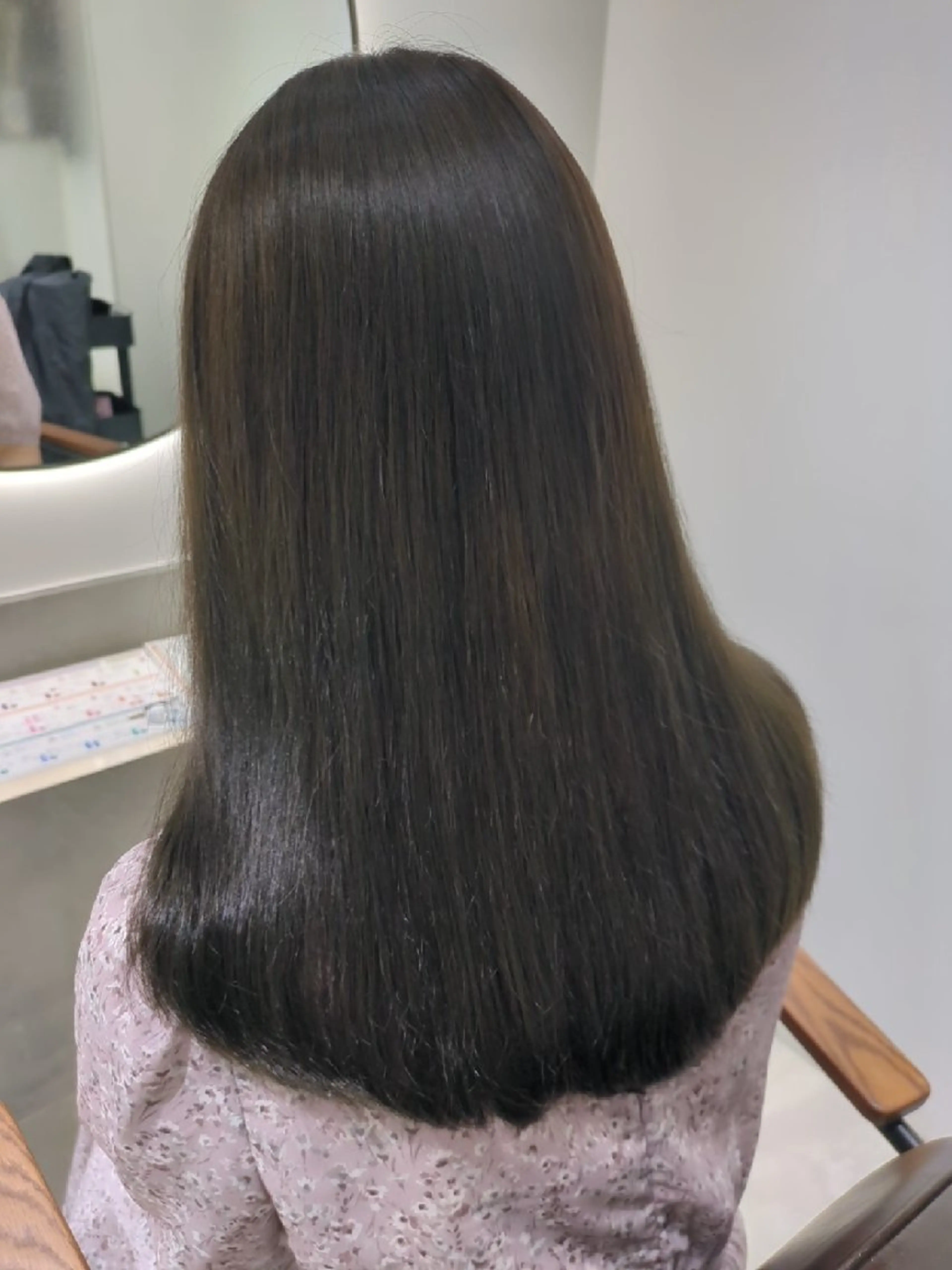 セミロング カラー アッシュ ダブルカラー オリーブアッシュ くびれヘア 顔まわりレイヤー カット ヘアカラー トリートメント 韓国メンズ特化/毛流 れパーマ🇰🇷艶髪のヘアスタイル