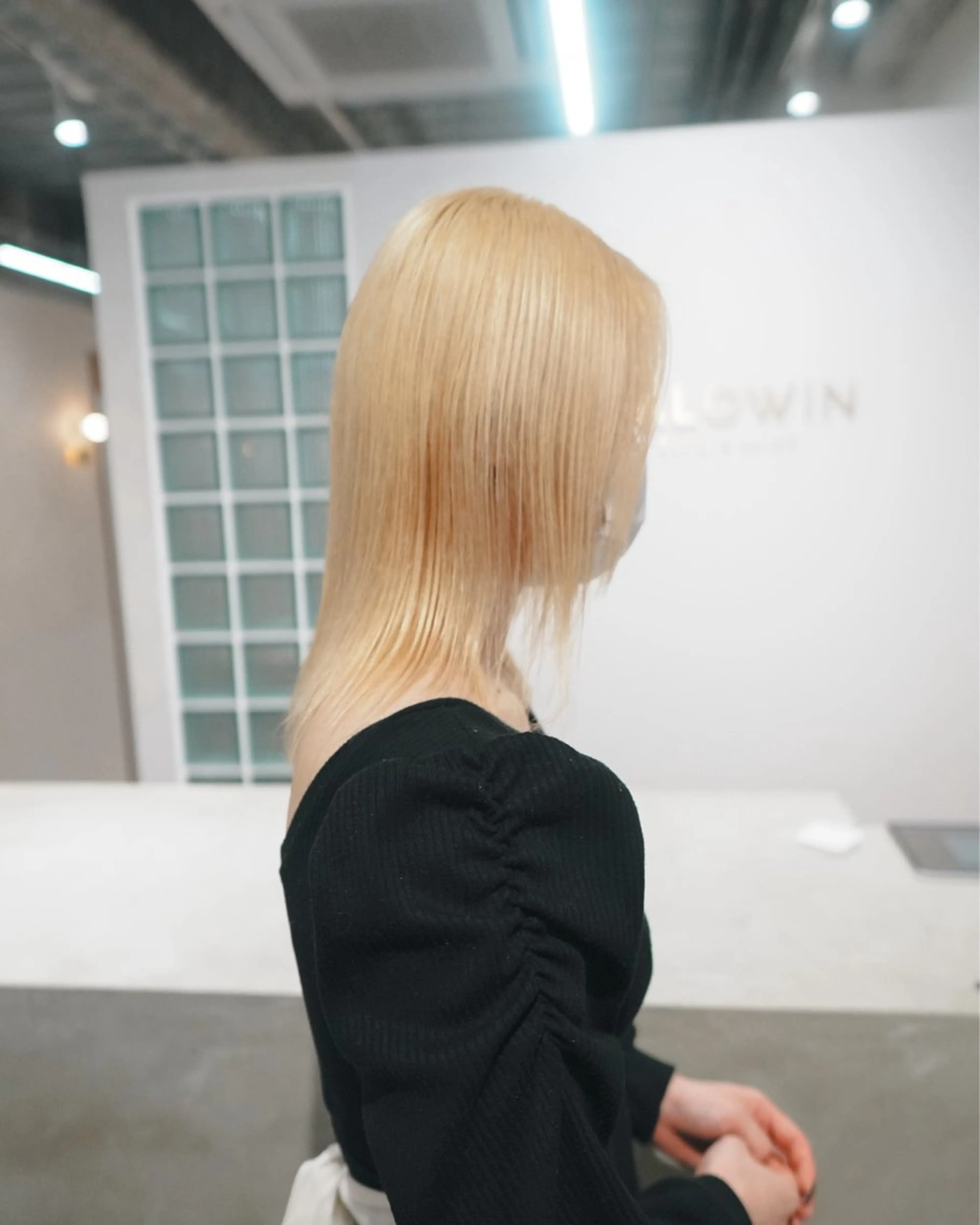 ミディアム カラー ブロンド ホワイトブロンド カット ヘアカラー トリートメント 鈴木/ミルクティー/ ブリーチ/ボブ/のヘアスタイル