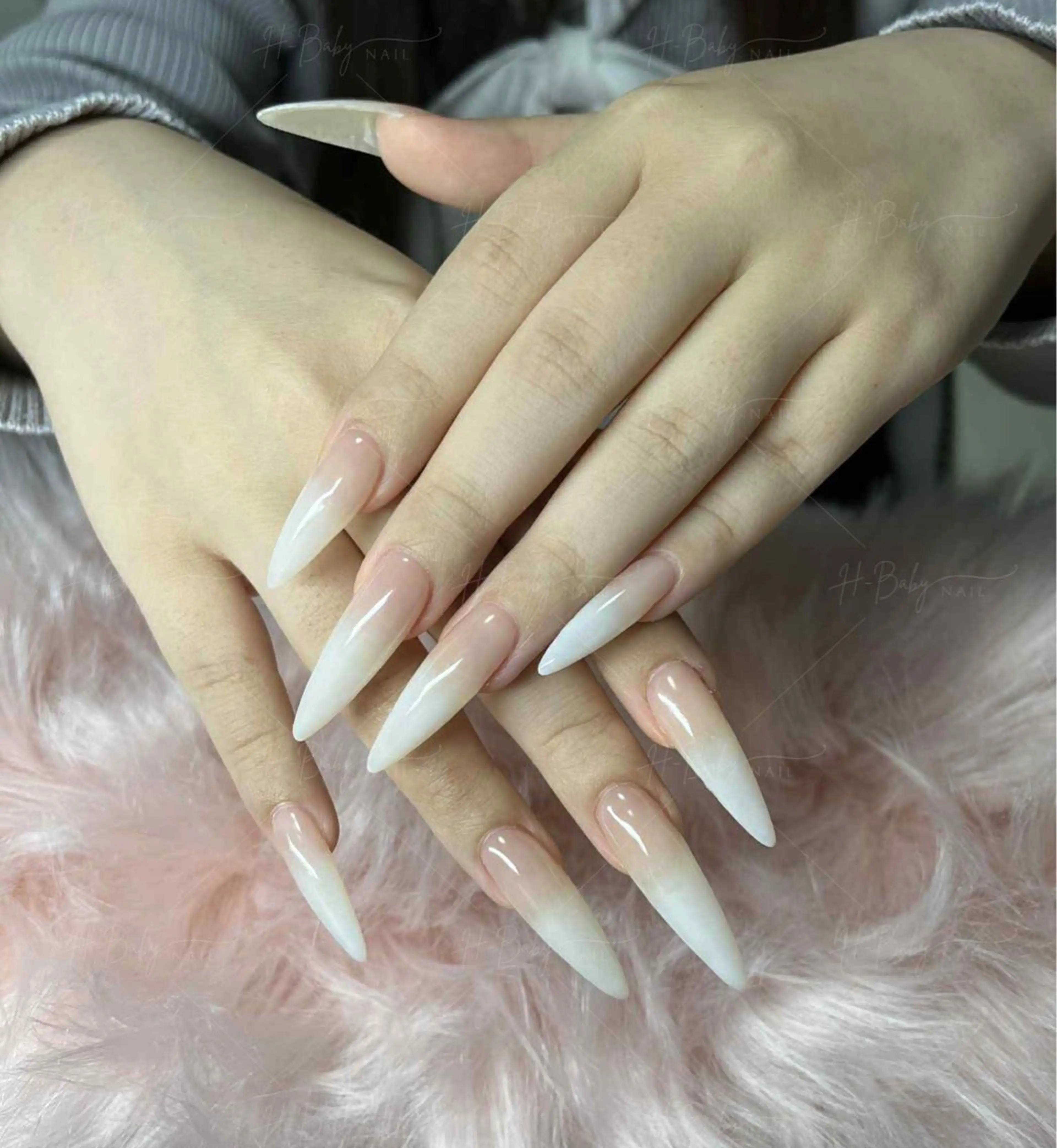 ネイル オーロラネイル フレンチネイル ジェルネイル ハロウィン キラキラネイル H.baby Nail Salonのネイルデザイン