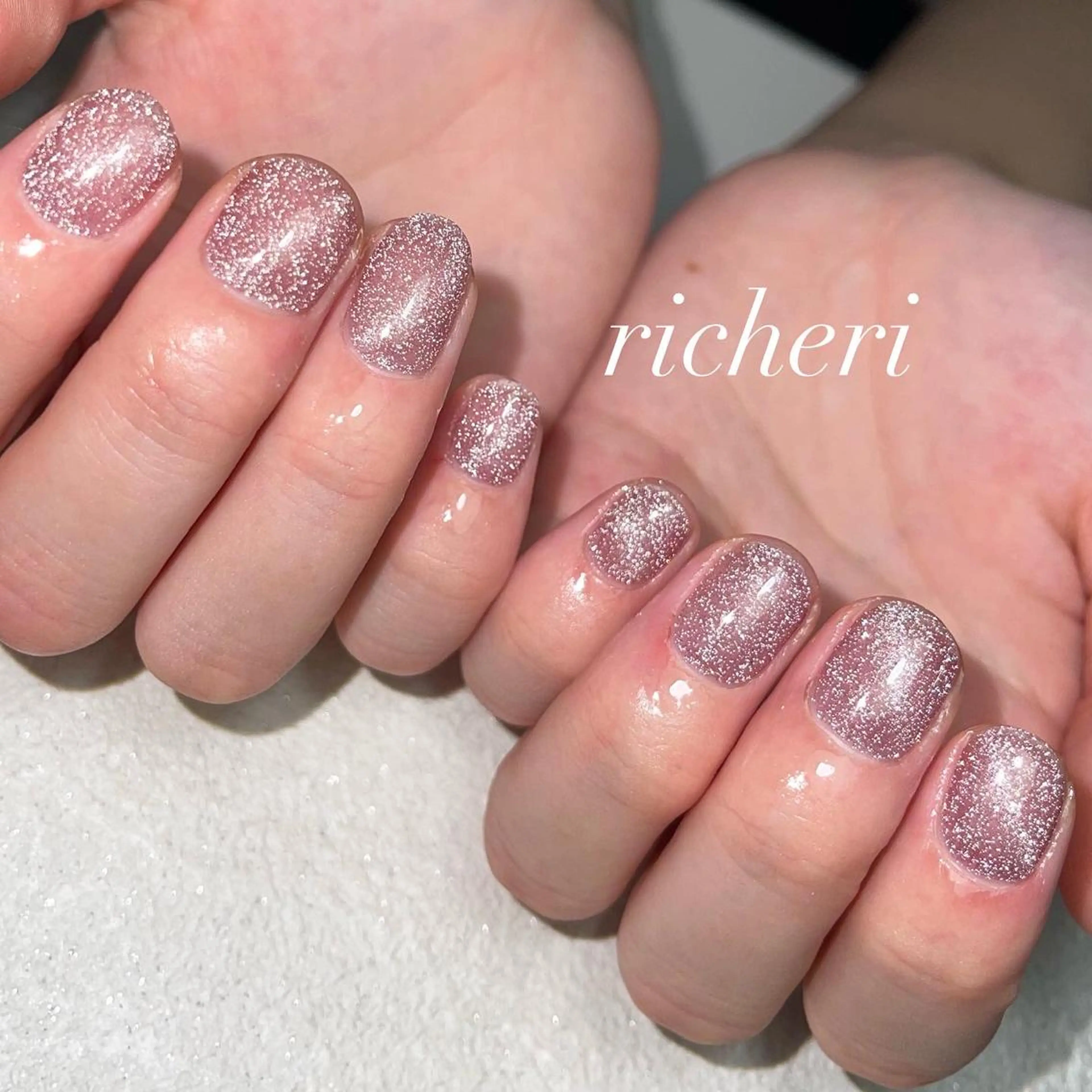 ミディアム ネイル パープルカラー フラッシュネイル ジェルネイル マグネットネイル オフィスネイル ハンドネイル richeri beautyのエステ・リラクイメージ