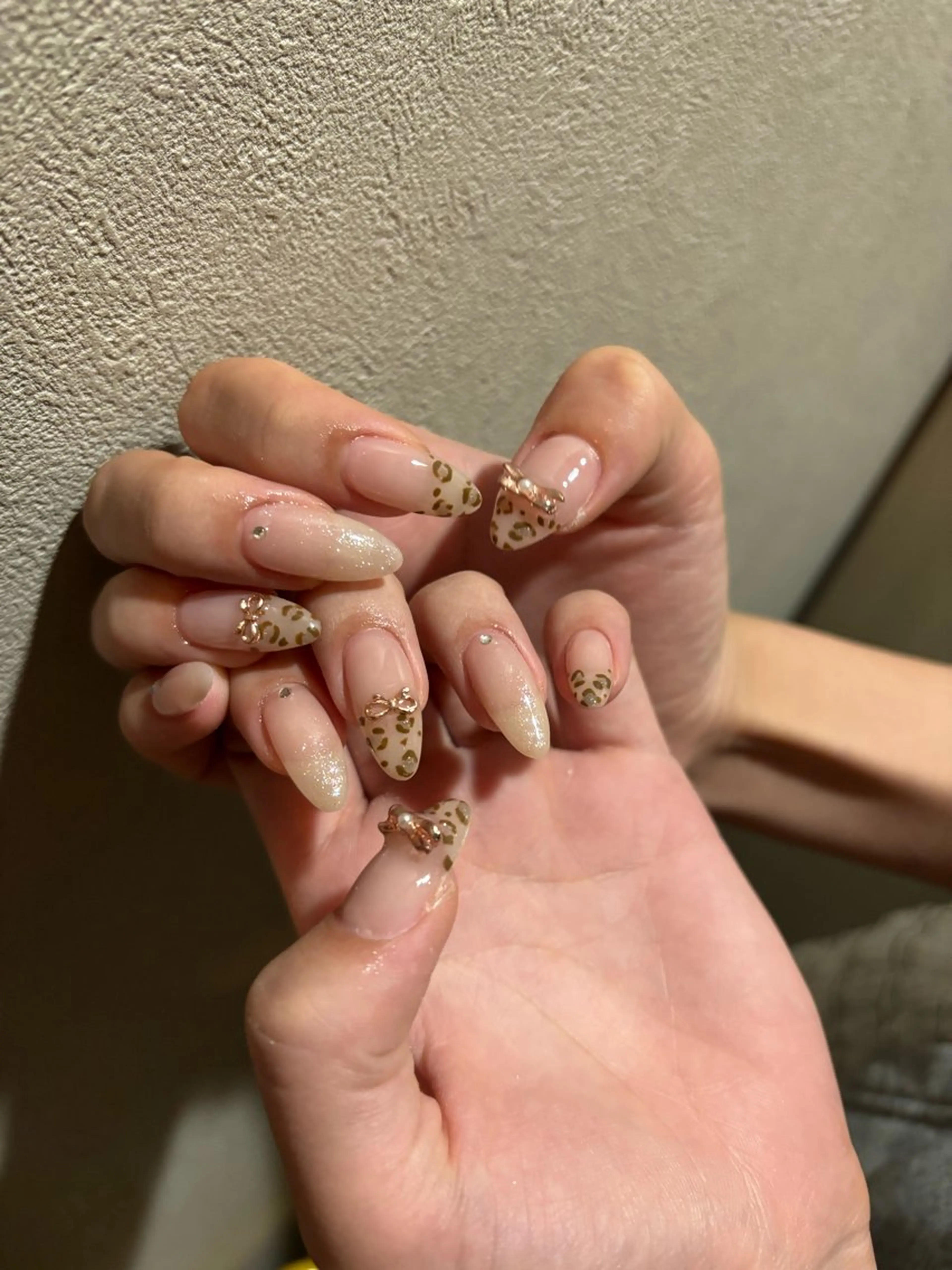 ネイル ガーリー ラメ(グリッター) ラメグラデーション リボン シンプルネイル ハンドネイル ハンドケア 🎀NAIL🎀 AI🪄︎︎◝✩のネイルデザイン