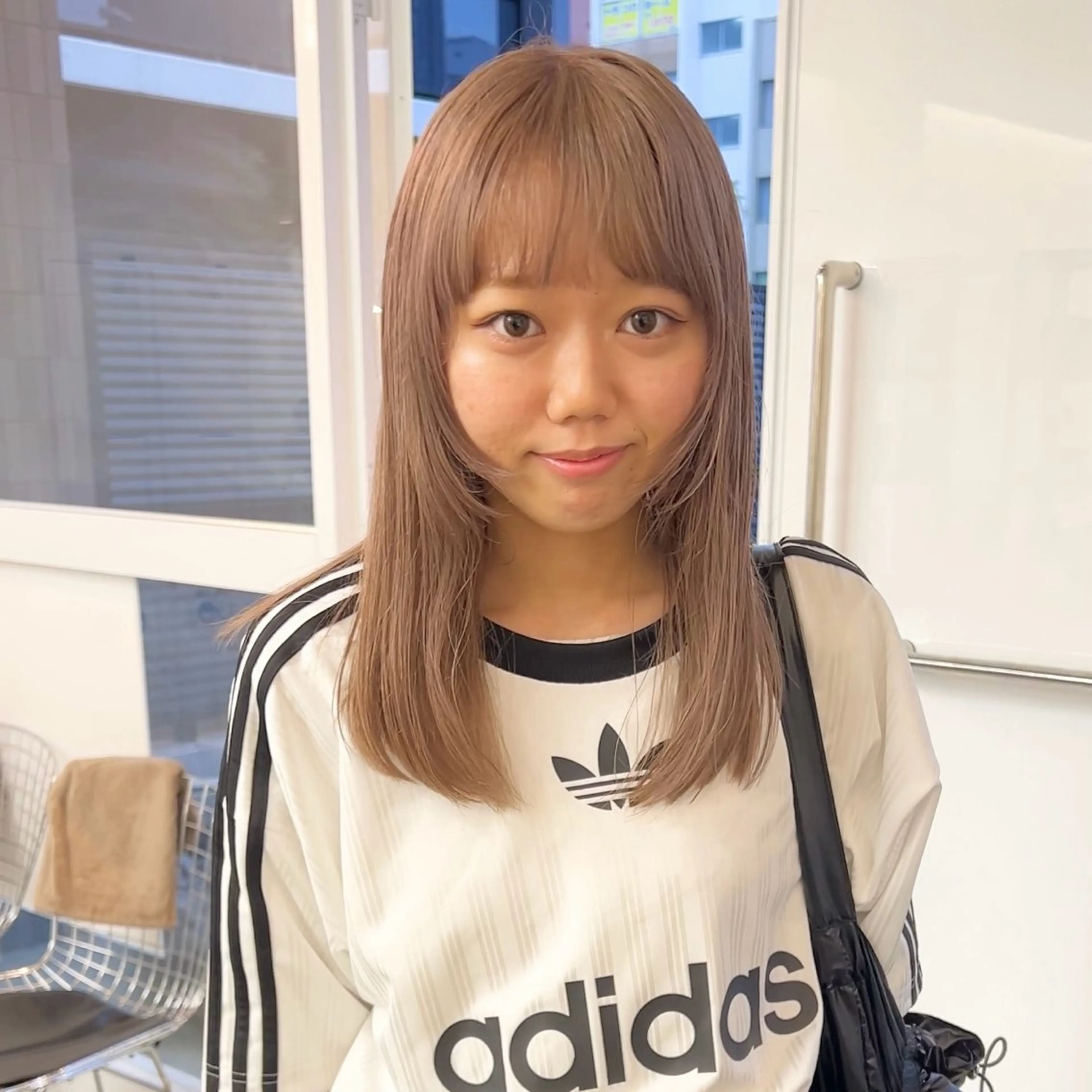 セミロング カラー ベージュカラー ハイトーンカラー ハイトーンベージュ クロスパーマ× 透明感カラー✂︎のヘアスタイル