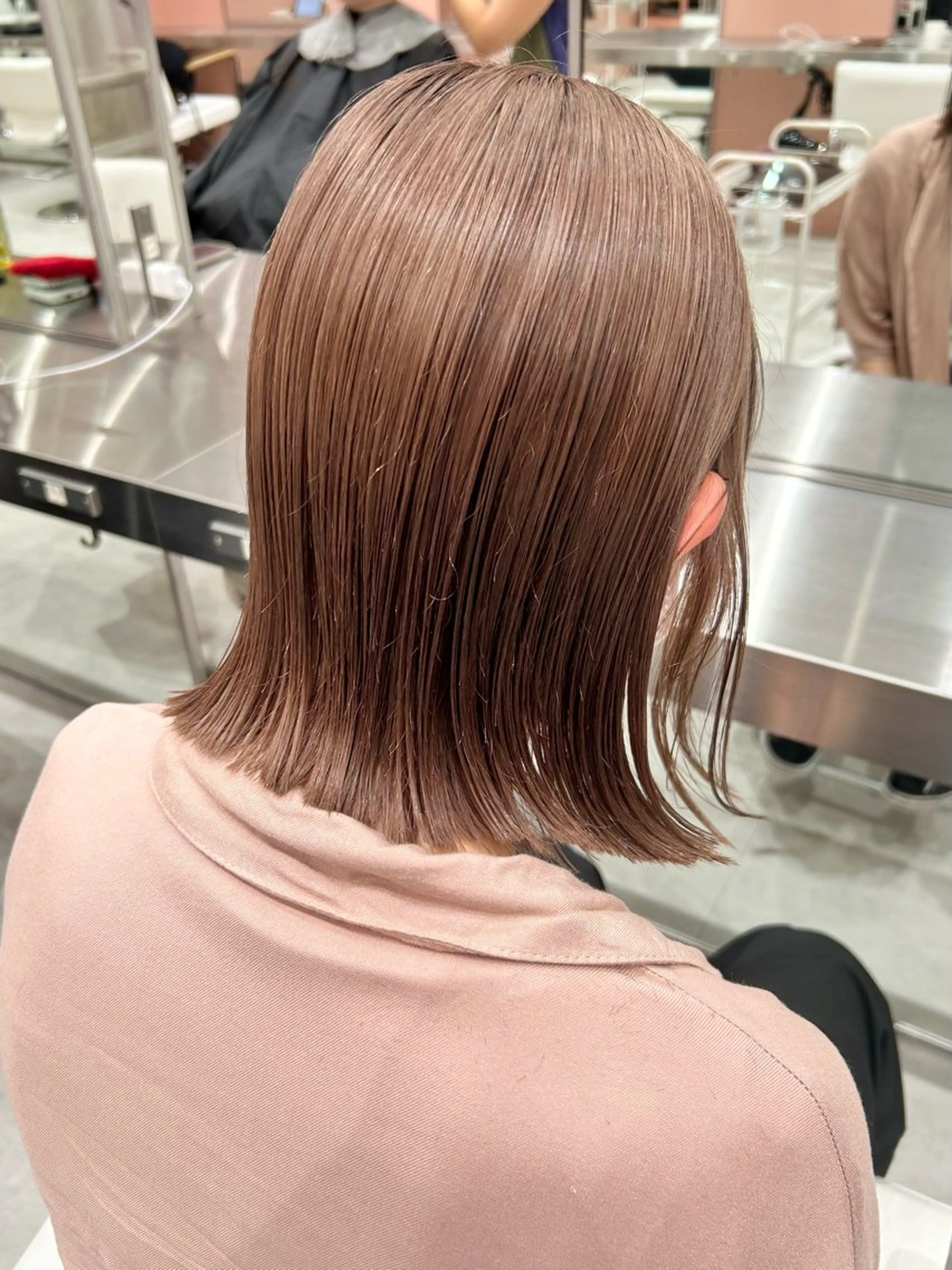 ミディアム カラー ベージュカラー ミルクティーベージュ ボブ ハイトーン/ブリーチ 似合せカット/パーマのヘアスタイル