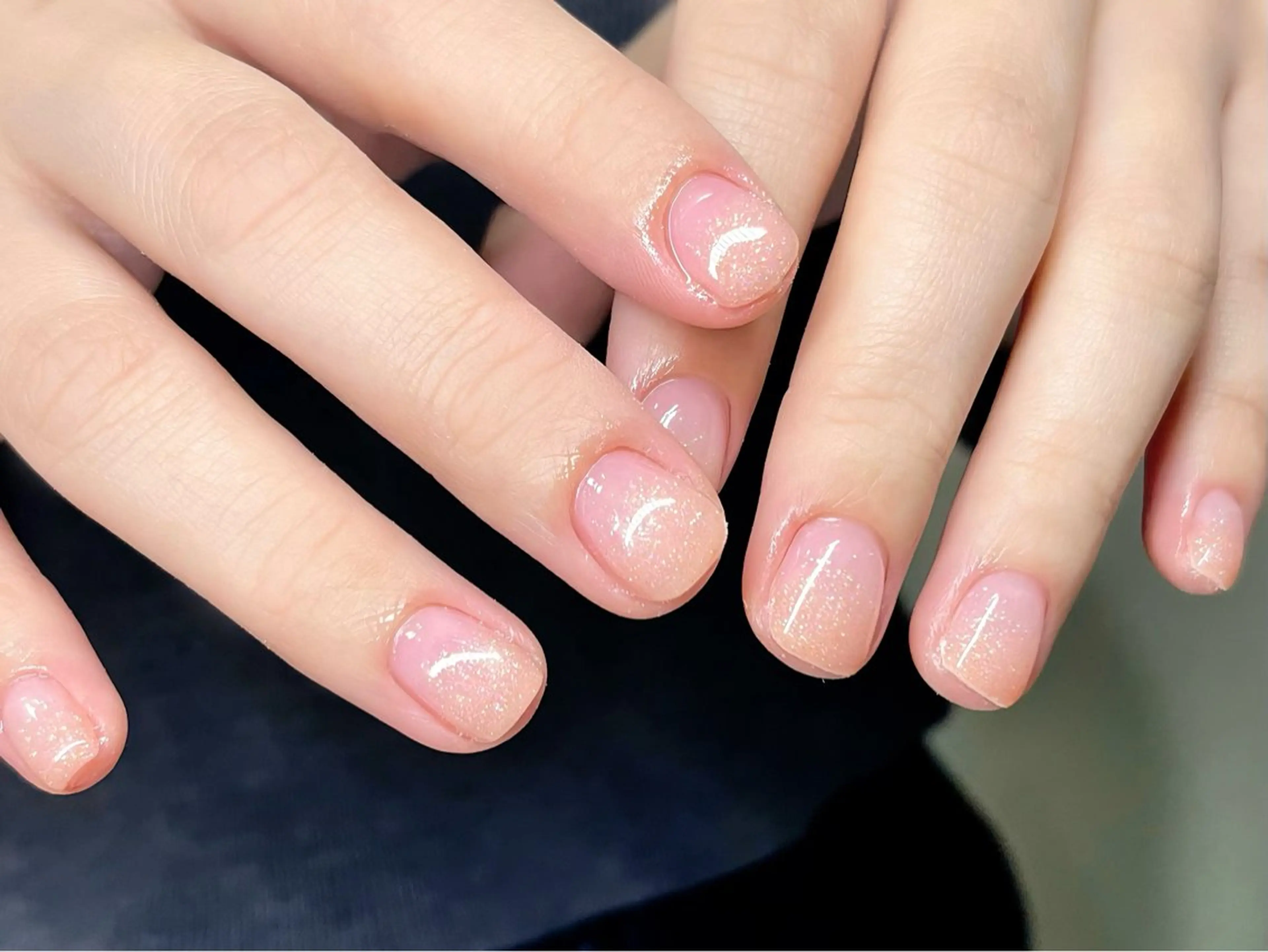 ネイル キラキラネイル ラメ(グリッター) ラメグラデーション オフィスネイル ショートネイル ハンドネイル ハンドケア 🎀NAIL🎀 AI🪄︎︎◝✩のネイルデザイン