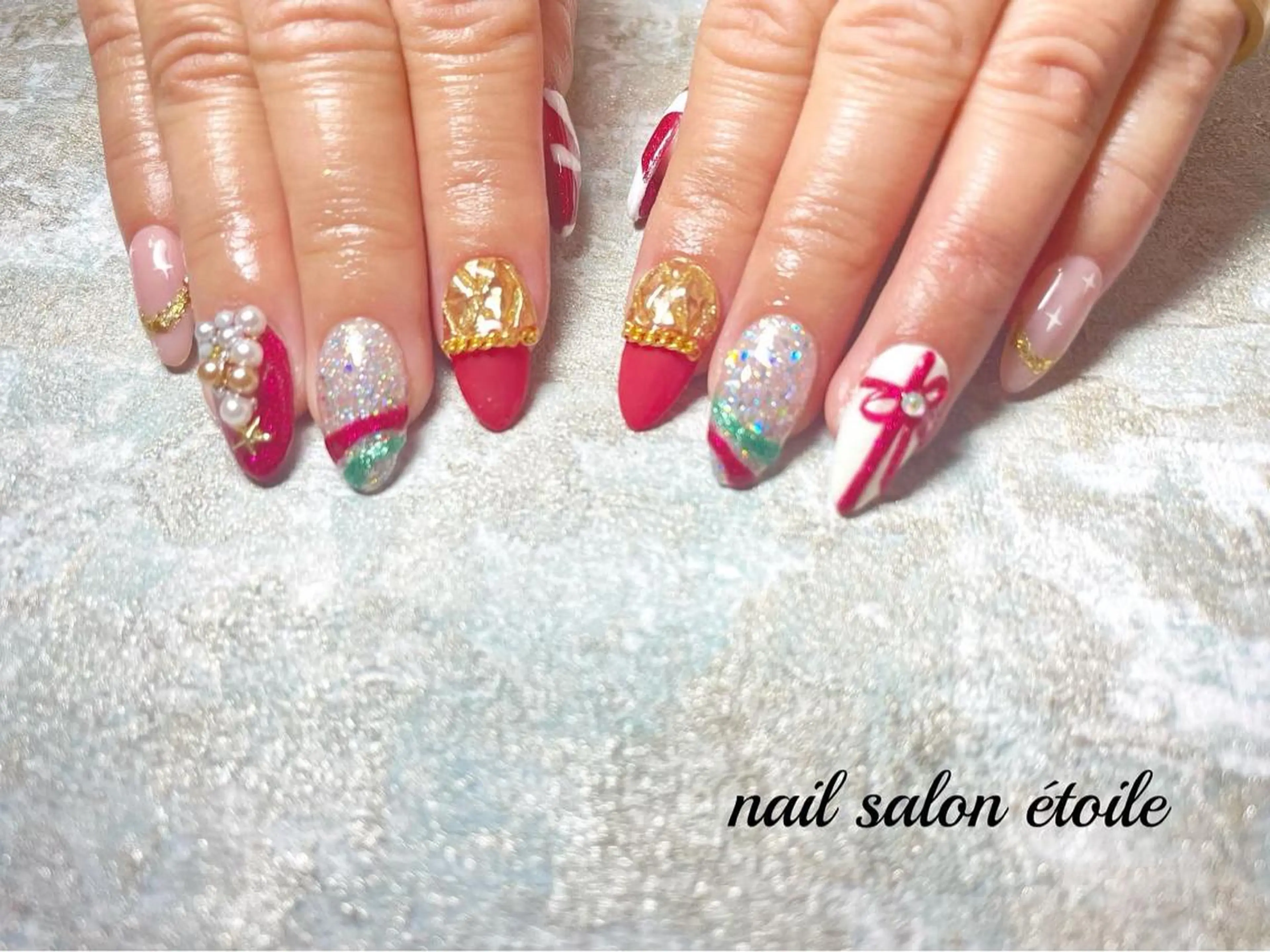 ネイル アートネイル ジェルネイル 赤色 リボン 冬ネイル ハンドネイル nail salon étoileのネイルデザイン