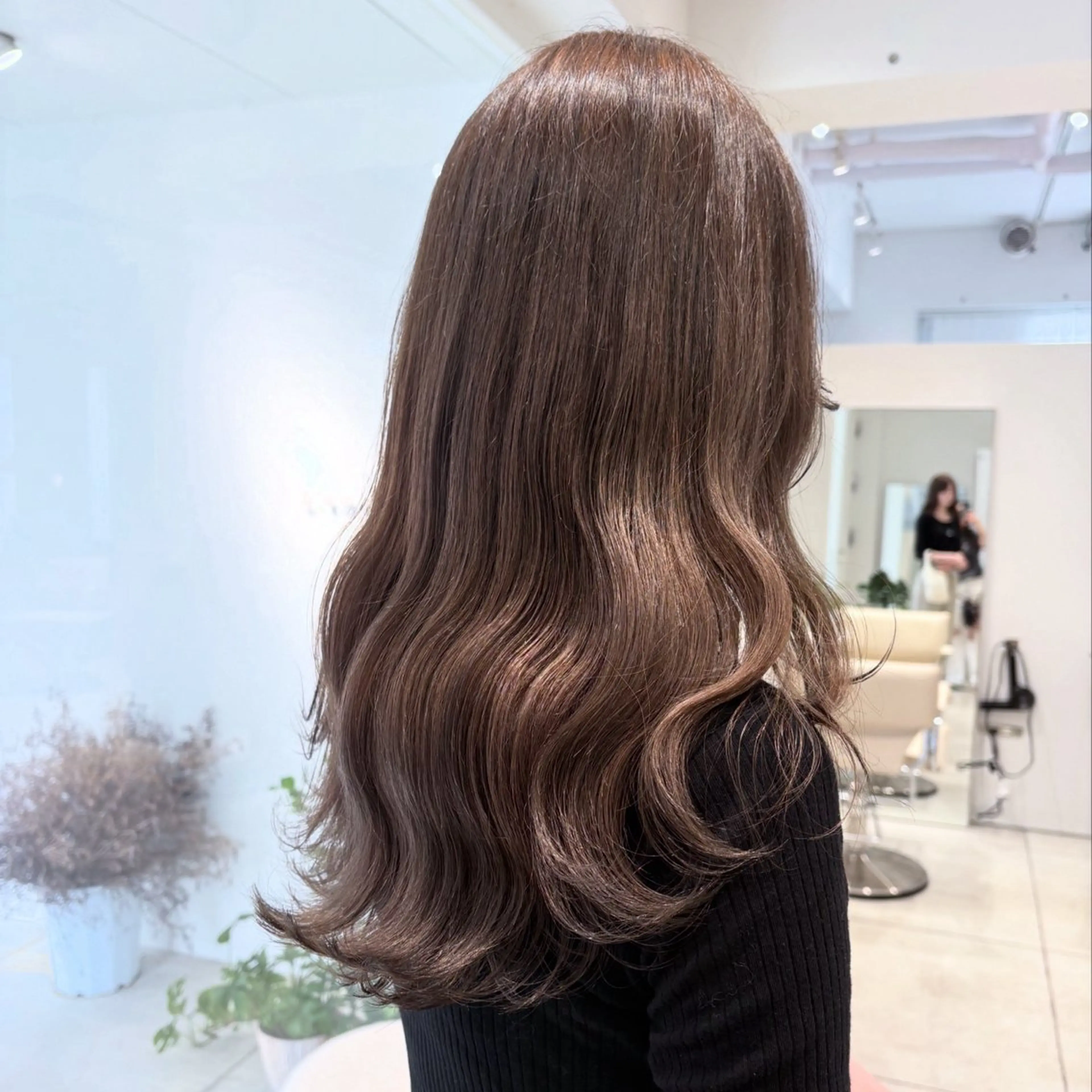 セミロング カラー アッシュ ベージュカラー ブリーチ ブラウンカラー ブラウンベージュ ヘアカラー トリートメント ヘッドスパ ヘアセット カジュアルを女っぽく 𝗮𝘆𝗮𝗰𝗼のヘアスタイル