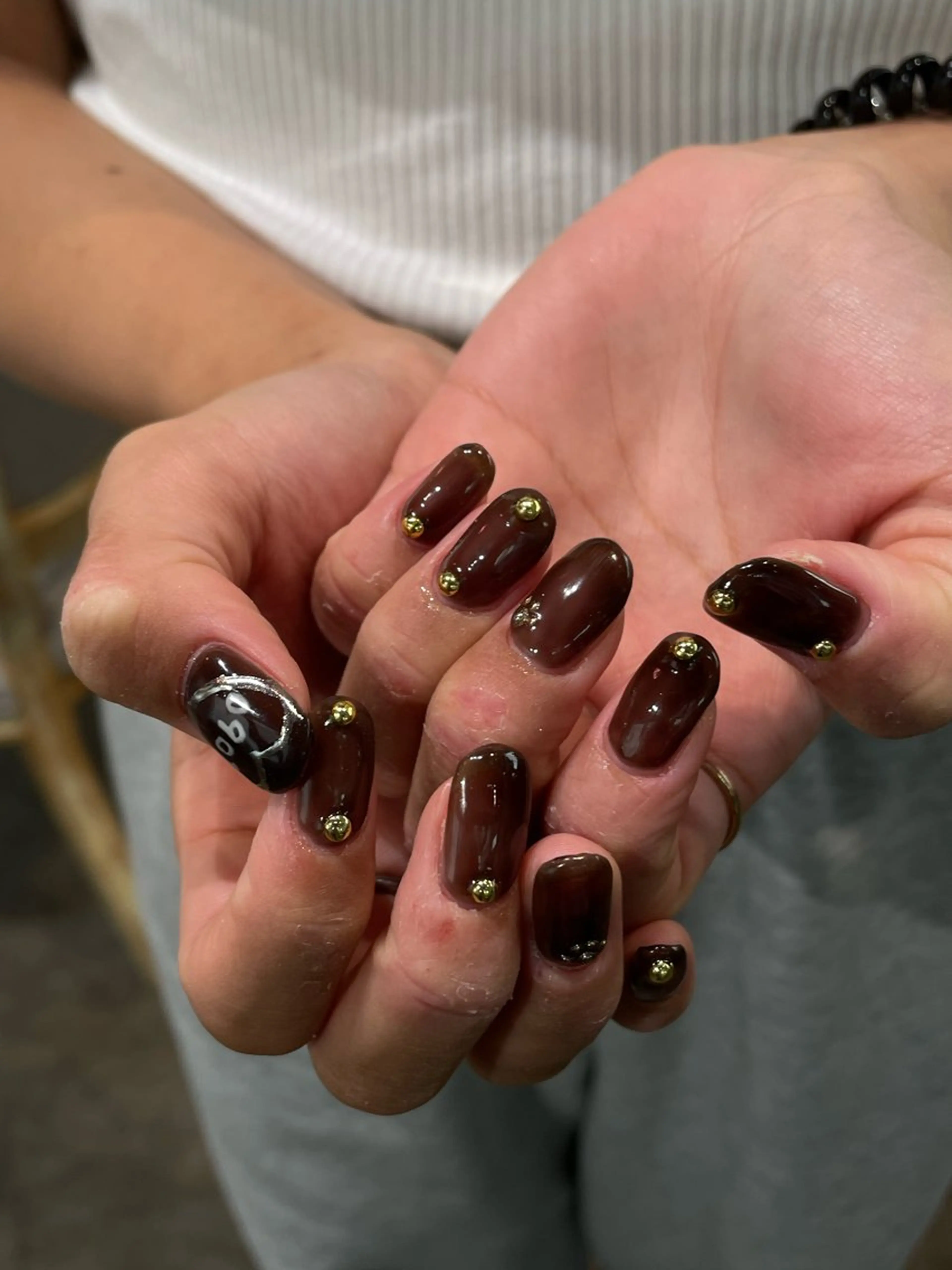 ネイル ブラウン ハンドネイル ナチュラル透明感🌱 小山美樹子のヘアスタイル
