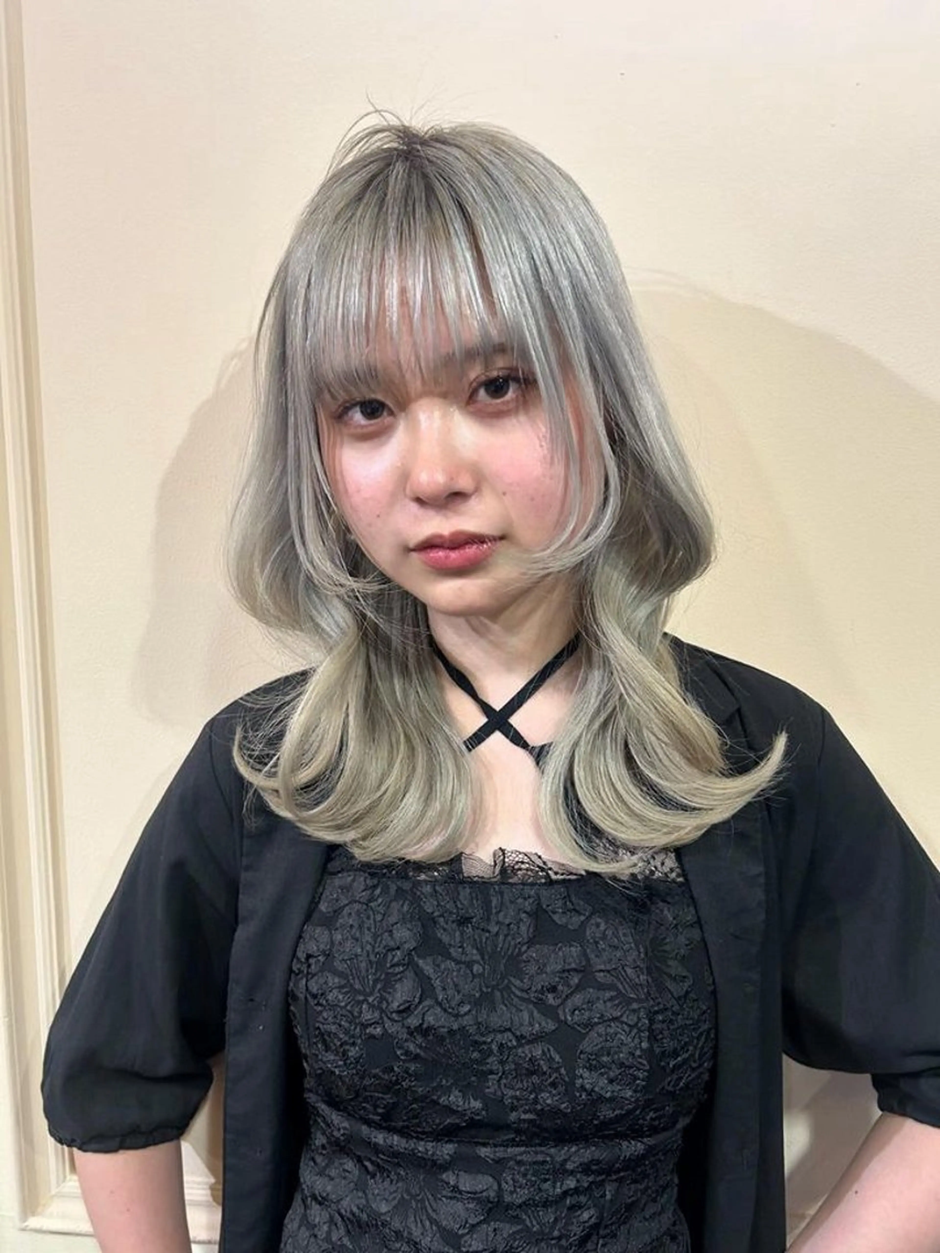 ミディアム カラー 顔周りカット 'AXISガスビル Rinのヘアスタイル