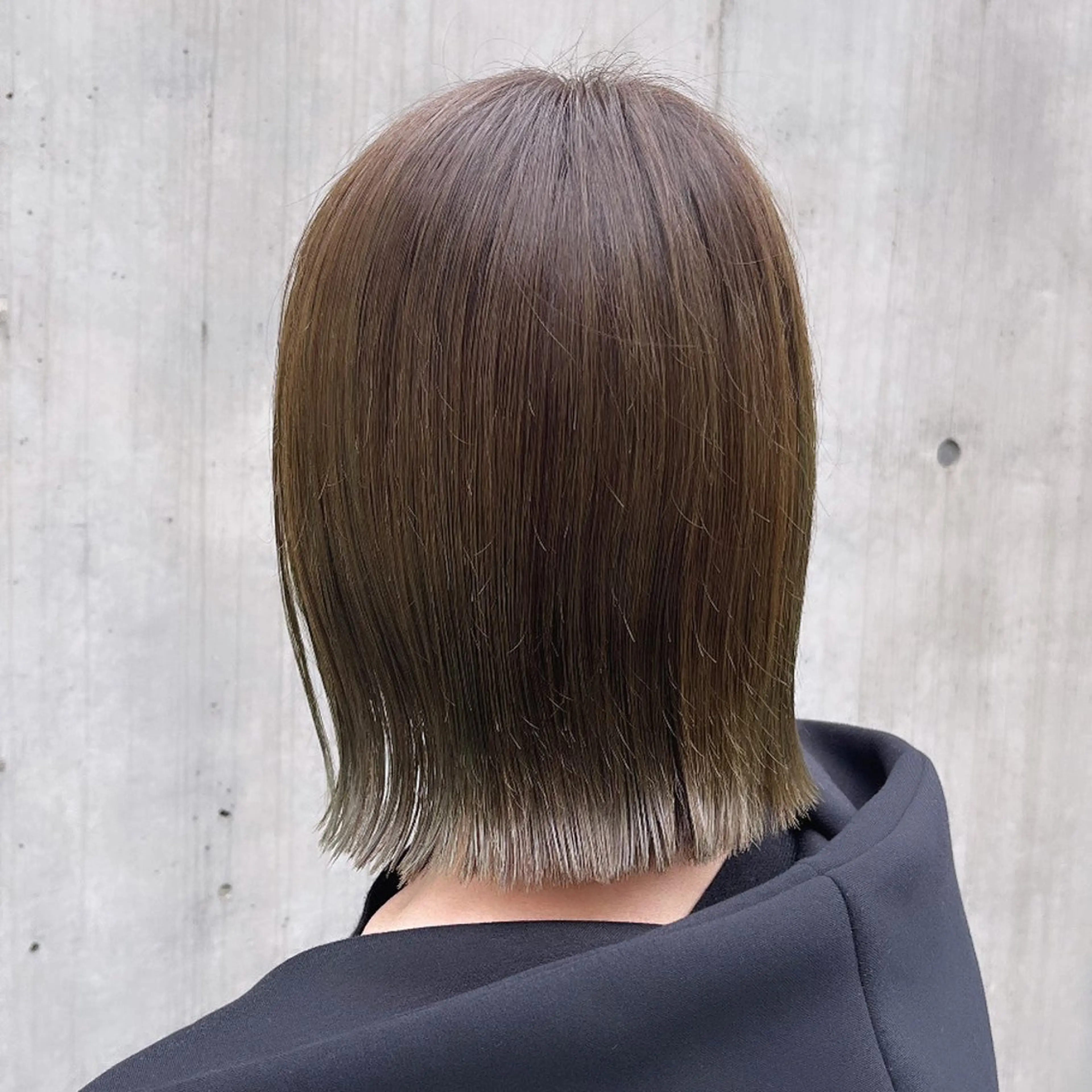 ミディアム カラー アッシュ アッシュグレー アッシュグレージュ ベージュカラー ブリーチ カット ヘアカラー トリートメント ヘッドスパ ヘアセット カジュアルを女っぽく 𝗮𝘆𝗮𝗰𝗼のヘアスタイル