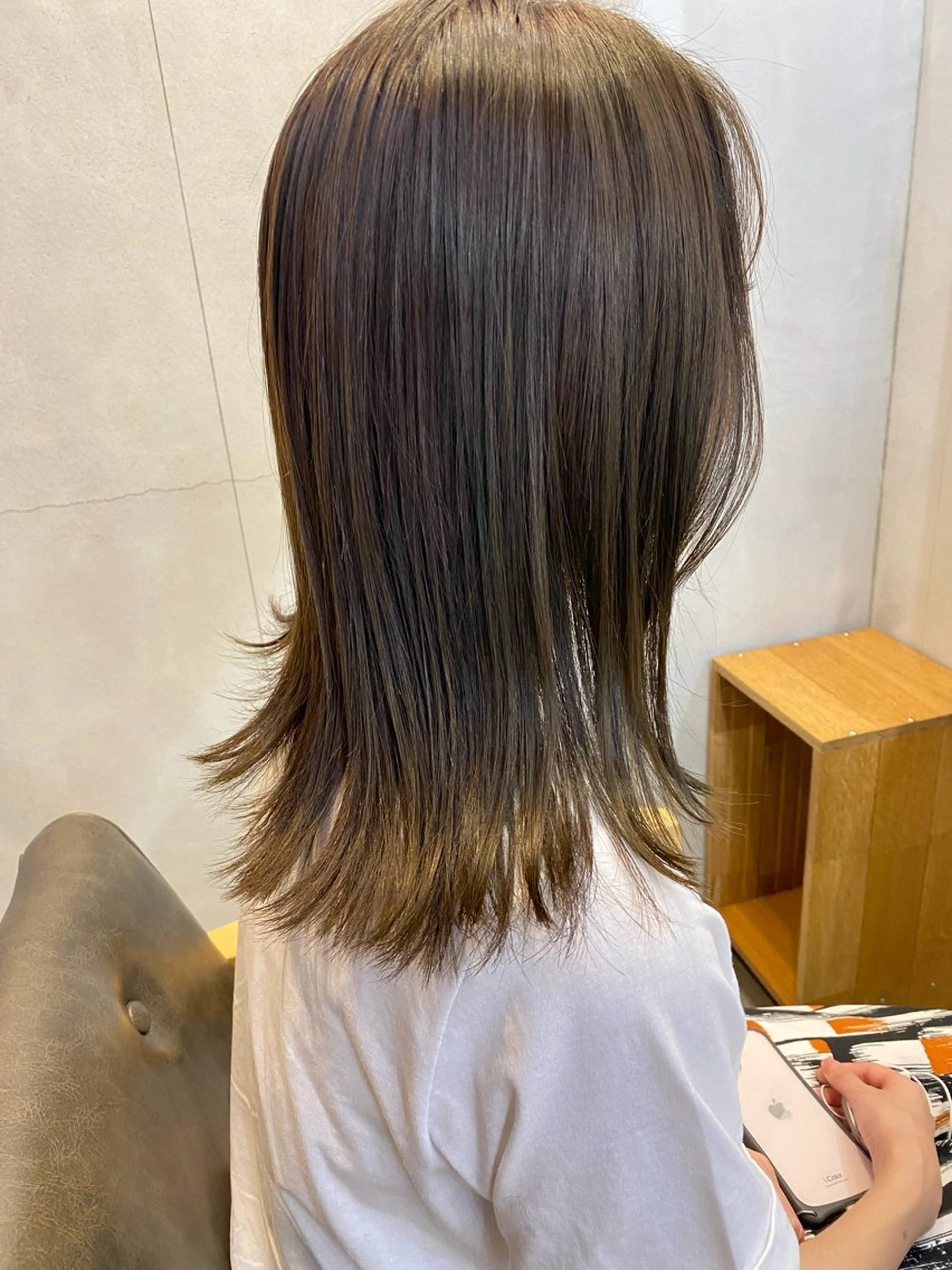 ミディアム カラー 透明感カラー 伸ばしかけ 外ハネヘア conne& ririのヘアスタイル