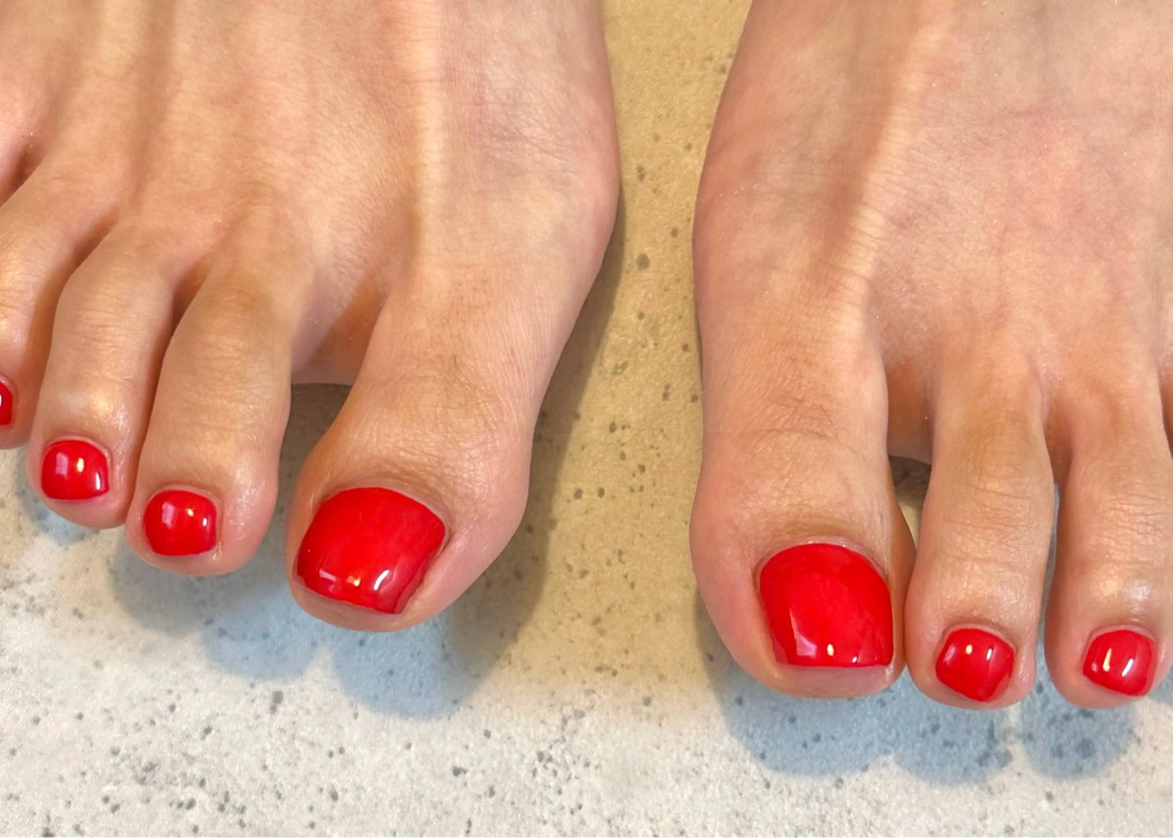 ネイル ワンカラーネイル オレンジ 赤色 フットネイル GéRanium Harukaのネイルデザイン