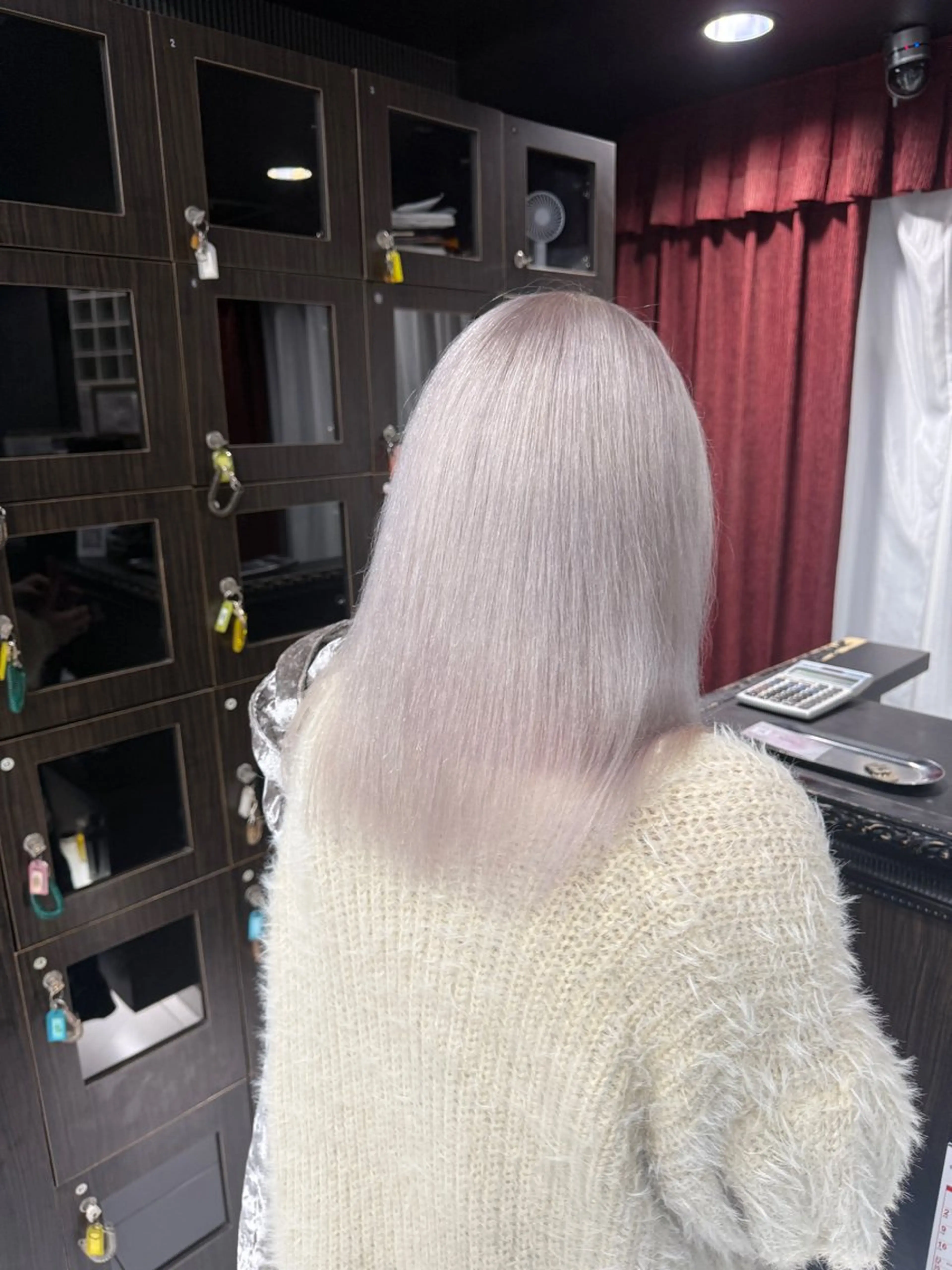 ミディアム カラー シルバー ホワイトシルバー ブリーチ・カットモデ ル🎀serenaのヘアスタイル