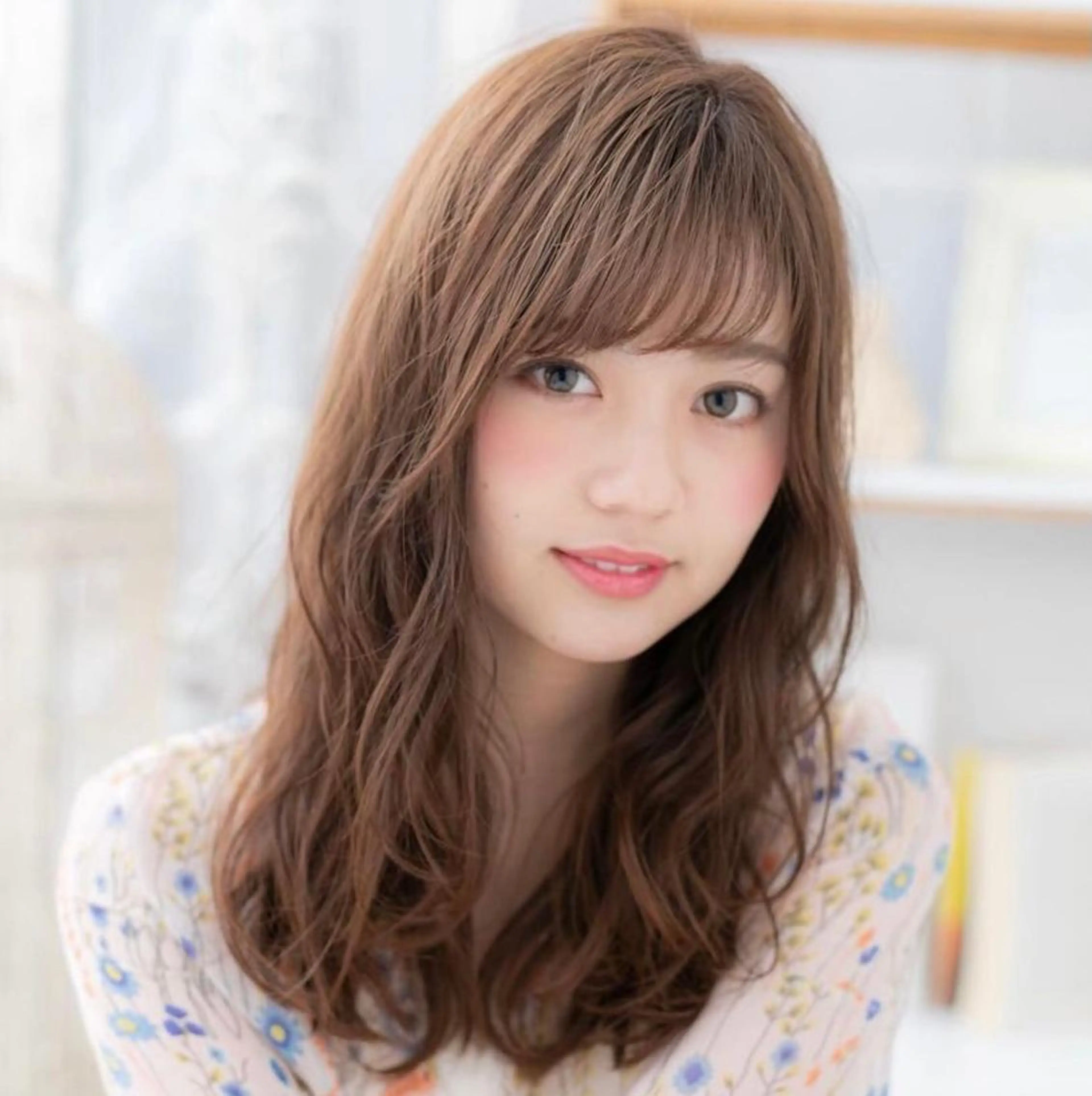 セミロング パーマ ✨くびれスタイル✨️ 戸嶋穂乃香のヘアスタイル