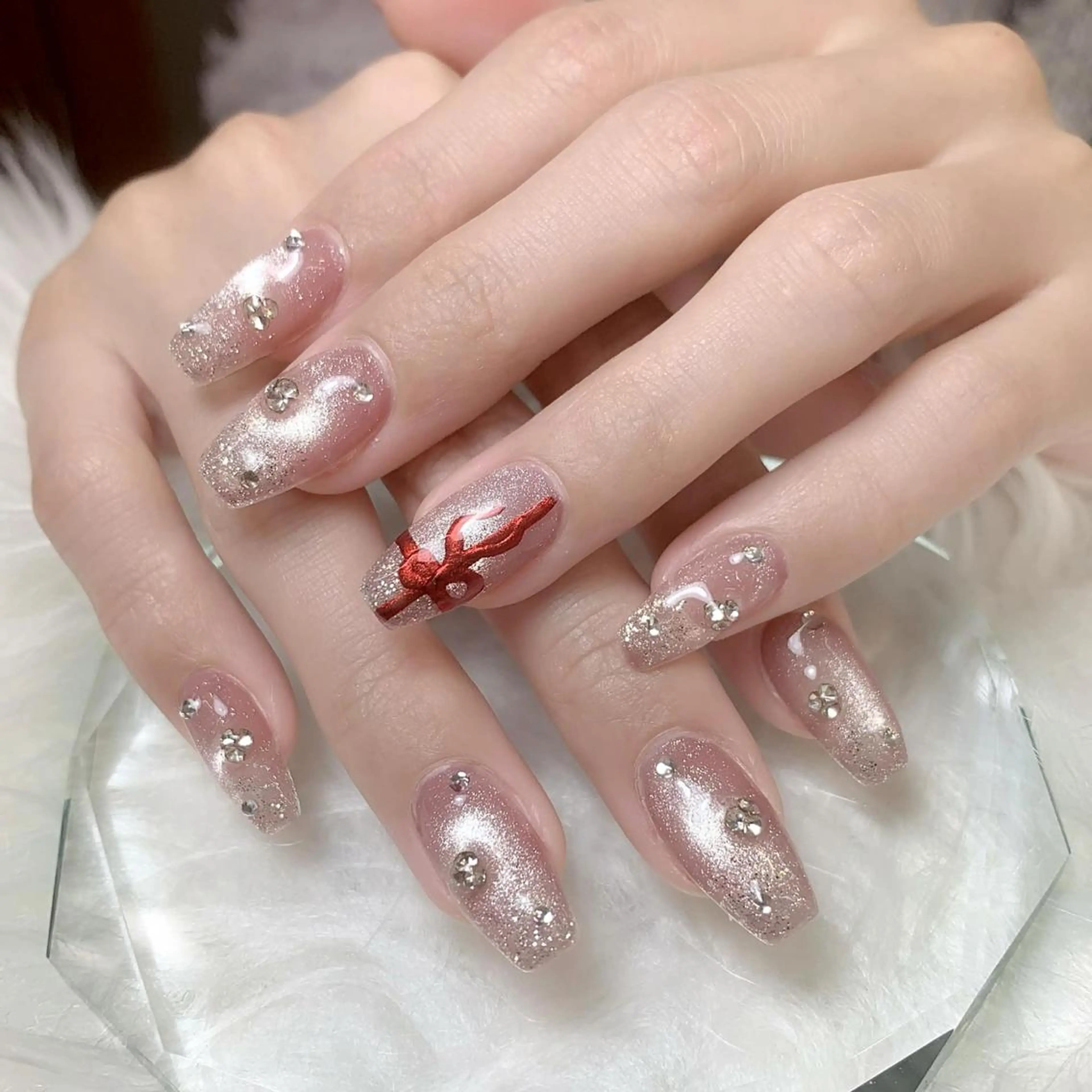 ネイル アートネイル ラメ(グリッター) 赤色 リボン ストーンネイル ハンドネイル ハンドケア ヒユ ビューティーのネイルデザイン