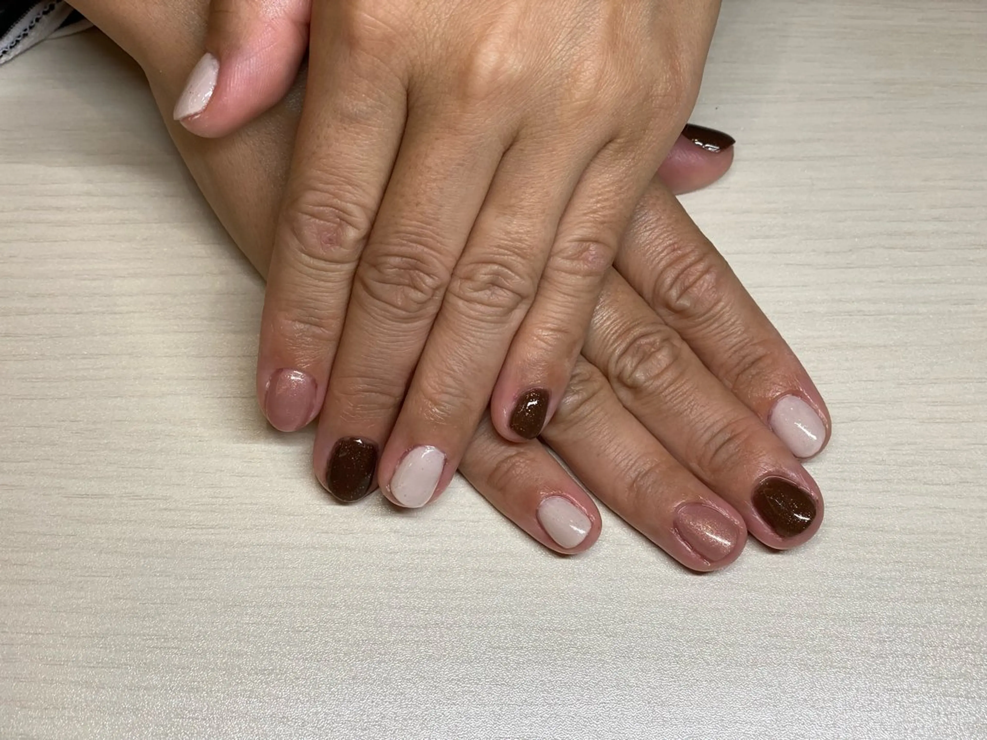 ネイル ブラウン ワンカラーネイル ピンク ホワイト 齋藤 優花のネイルデザイン