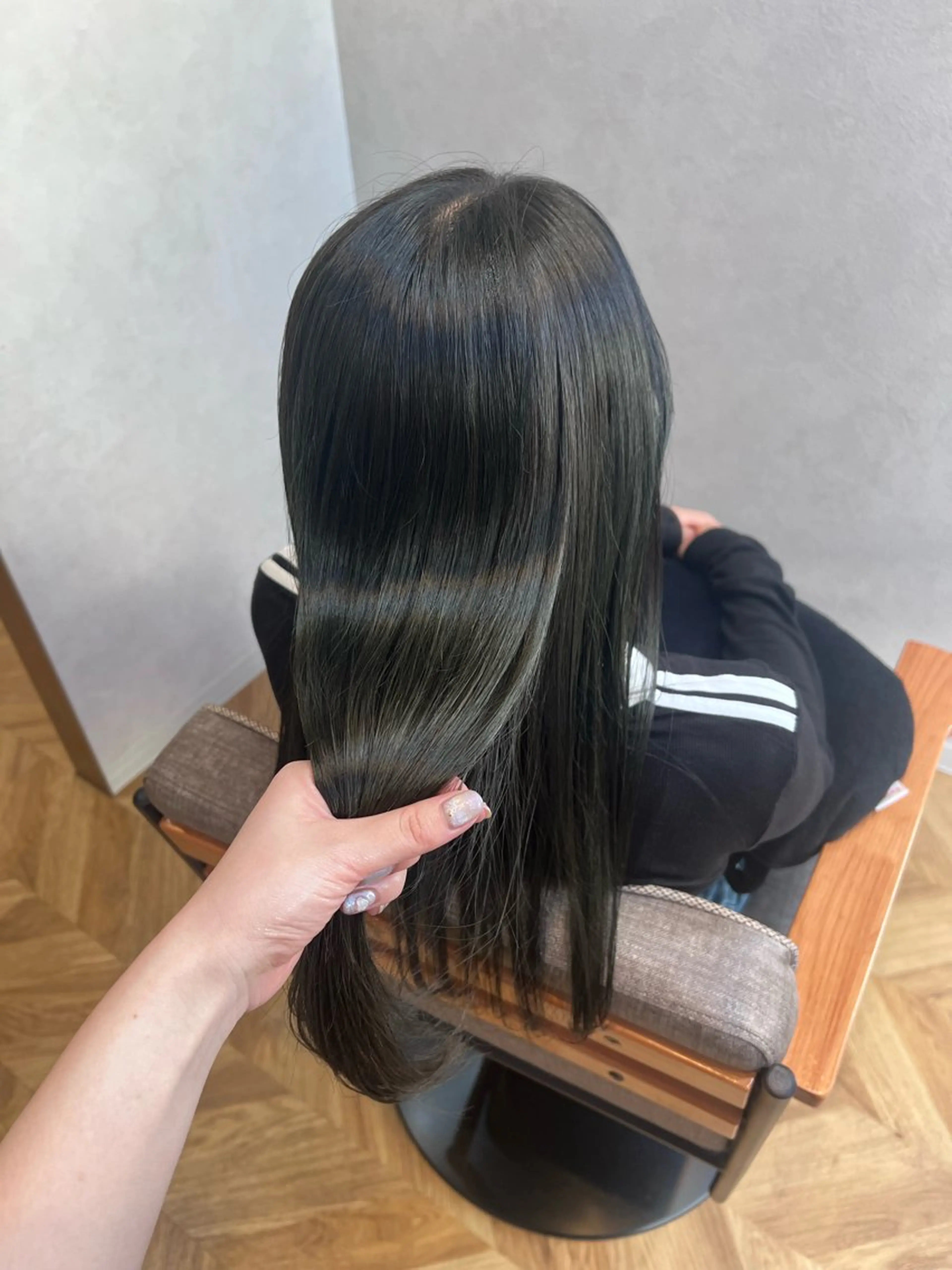 ロング カラー ブリーチ 透明感カラー グレージュ ブリーチなしカラー オリーブグレージュ "今"だけでない美髪 KOTOMIのヘアスタイル