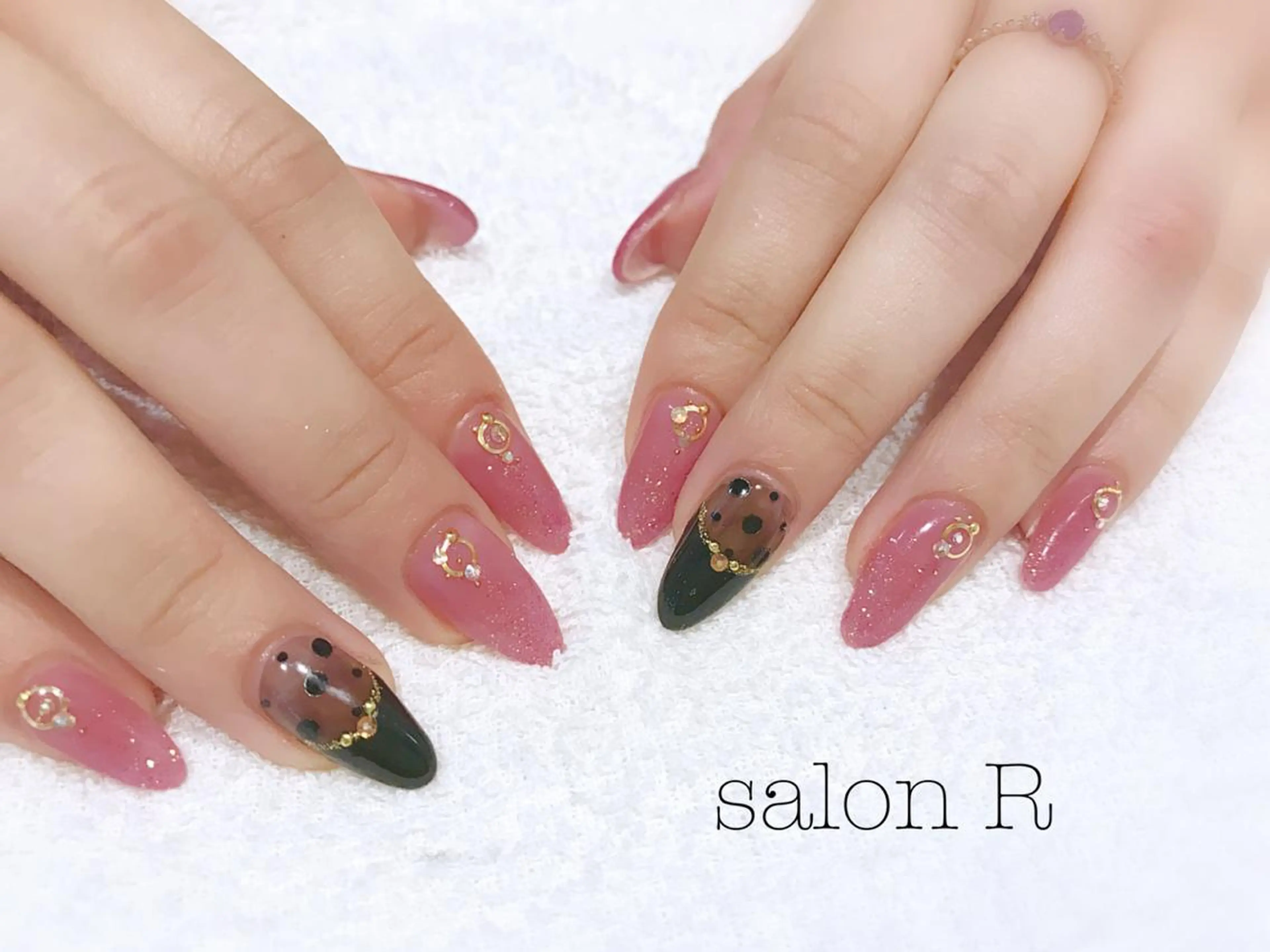 ネイル ドット ピンク Re Pearl～コーディネートサロン～ 市駅前店所属・NARUMI HYODOのネイルデザイン