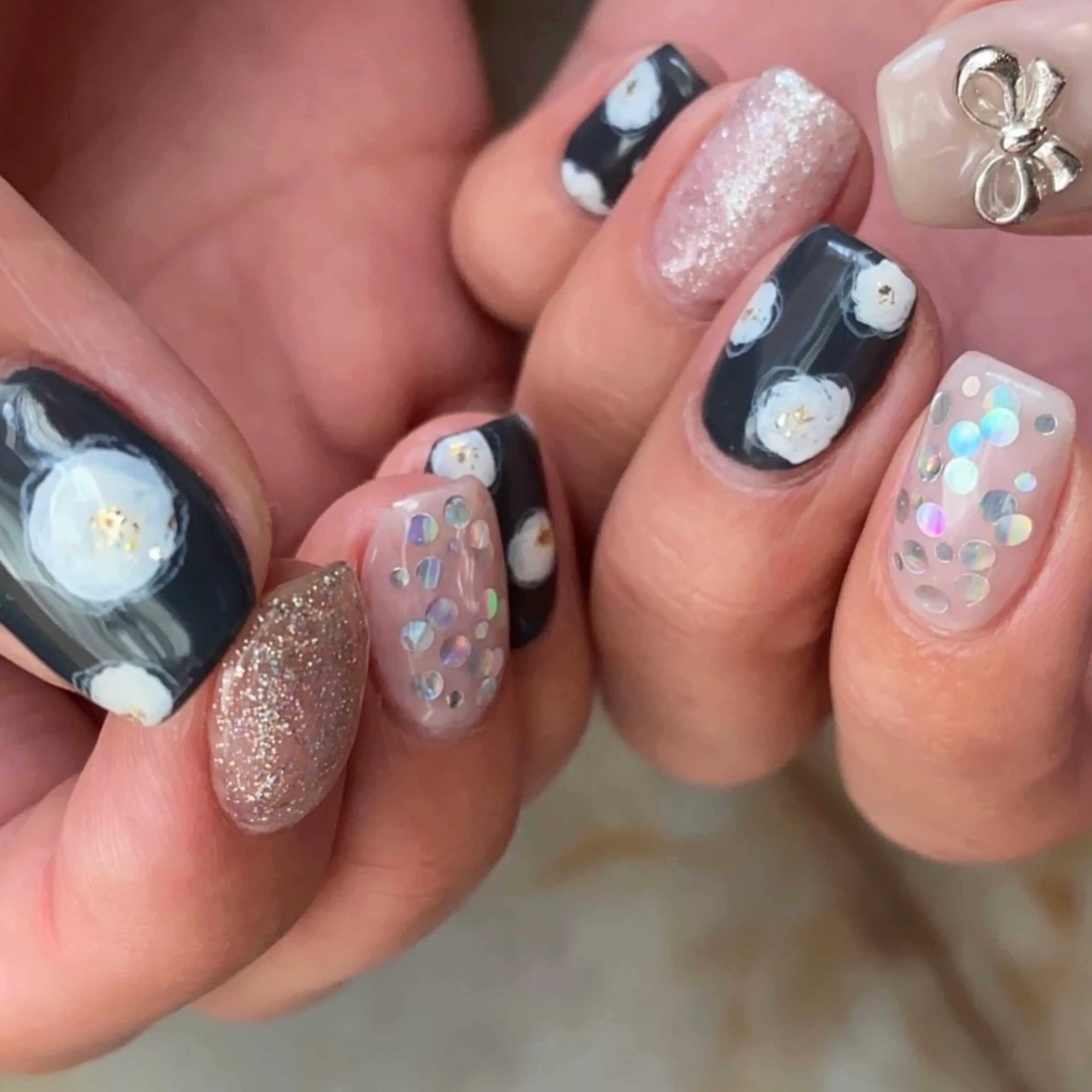 ネイル ホログラムネイル ラメ(グリッター) ニュアンスネイル リボン nail salon maniのネイルデザイン