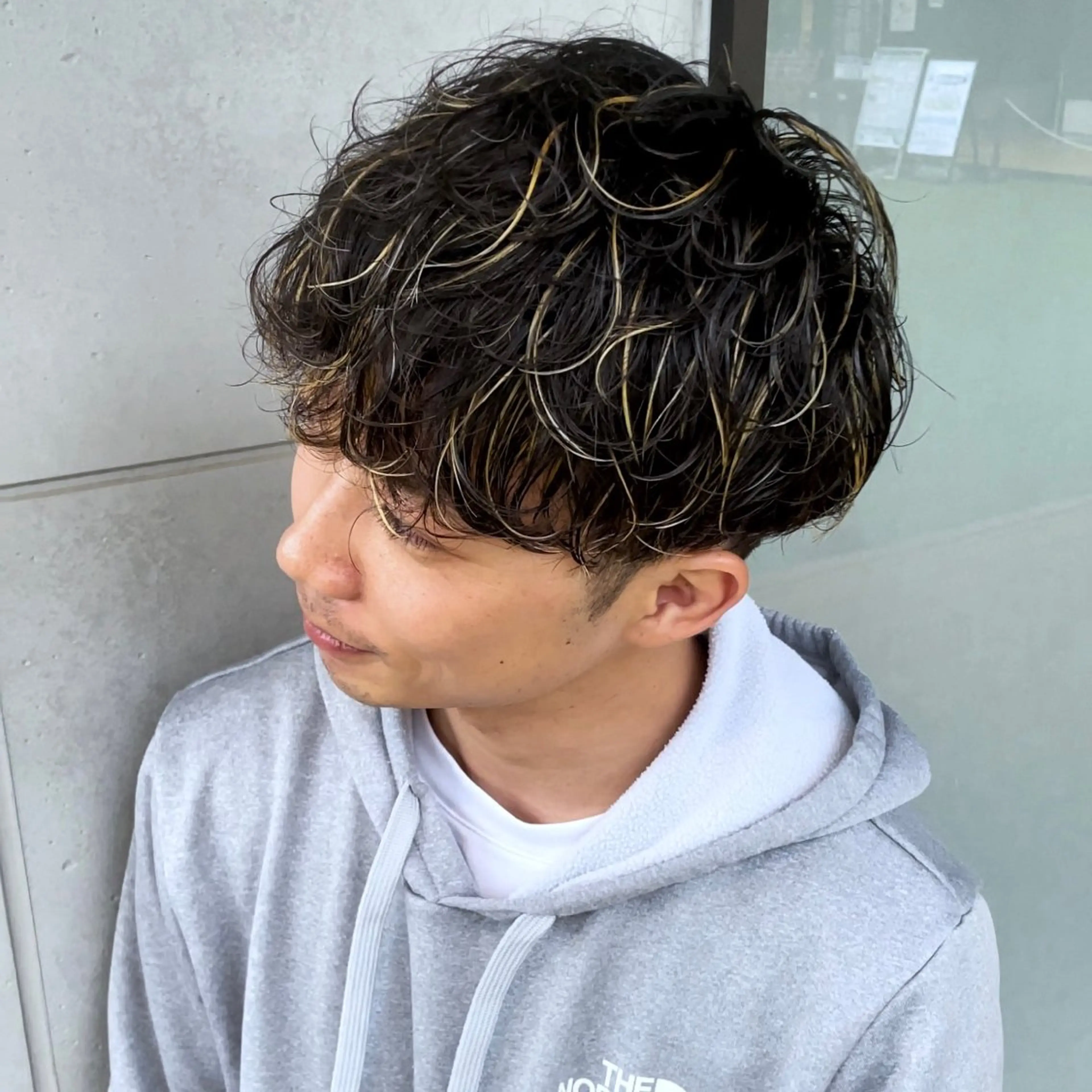 ショート カラー メンズ メンズハイライト メンズパーマ メンズツイストパーマ 波巻きパーマ ハイライトカラー カット ヘアカラー トリートメント メンズヘア特化 崎田 成人のヘアスタイル
