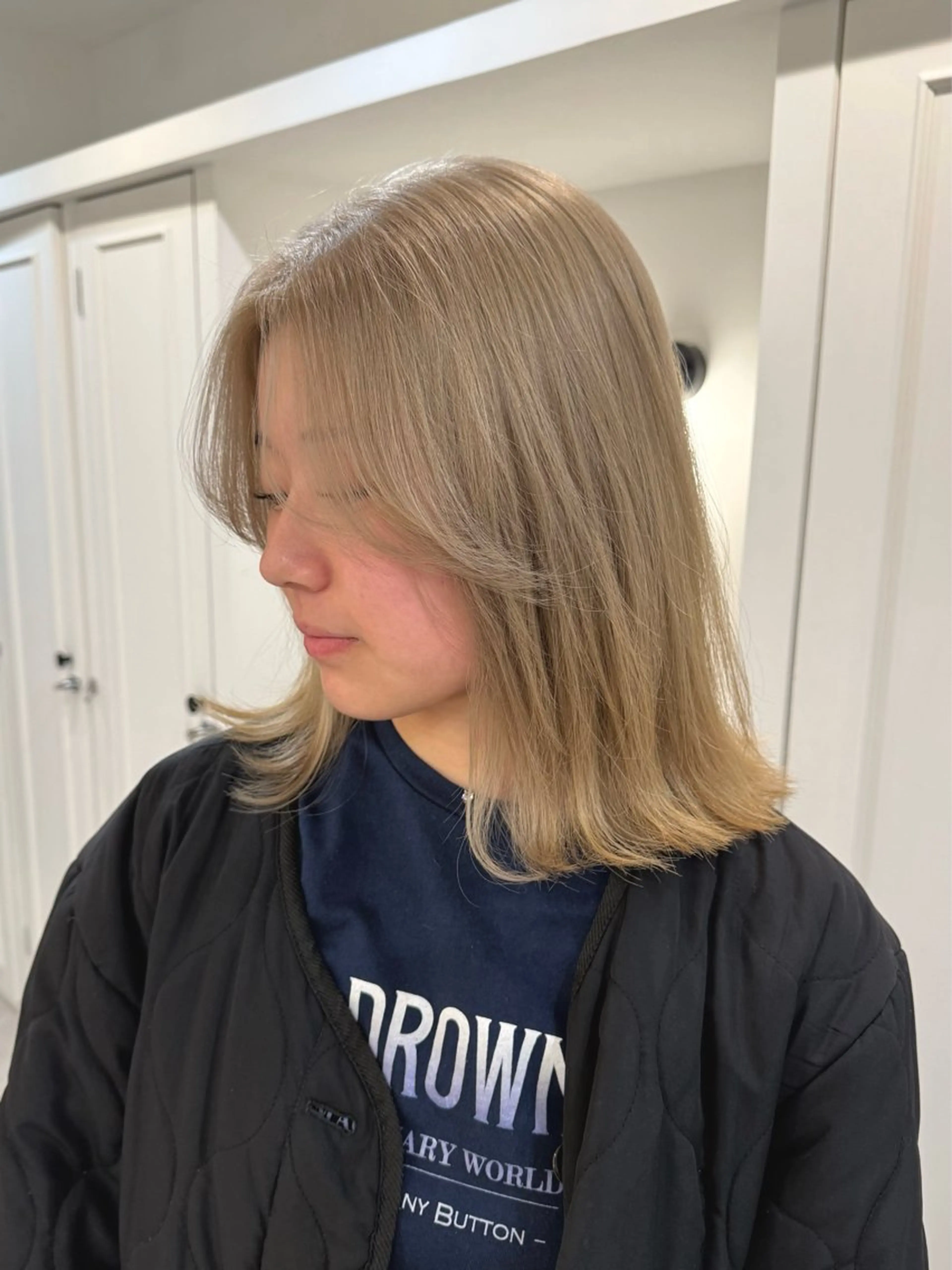 ミディアム カラー ヘアアレンジ ミディアムレイヤー ベージュカラー ブリーチ ケアブリーチ ハイトーンカラー カット ヘアカラー SALOWIN京都河原町Suite店所属・外国人風レイヤー/ ハイトーンSHUのヘアスタイル