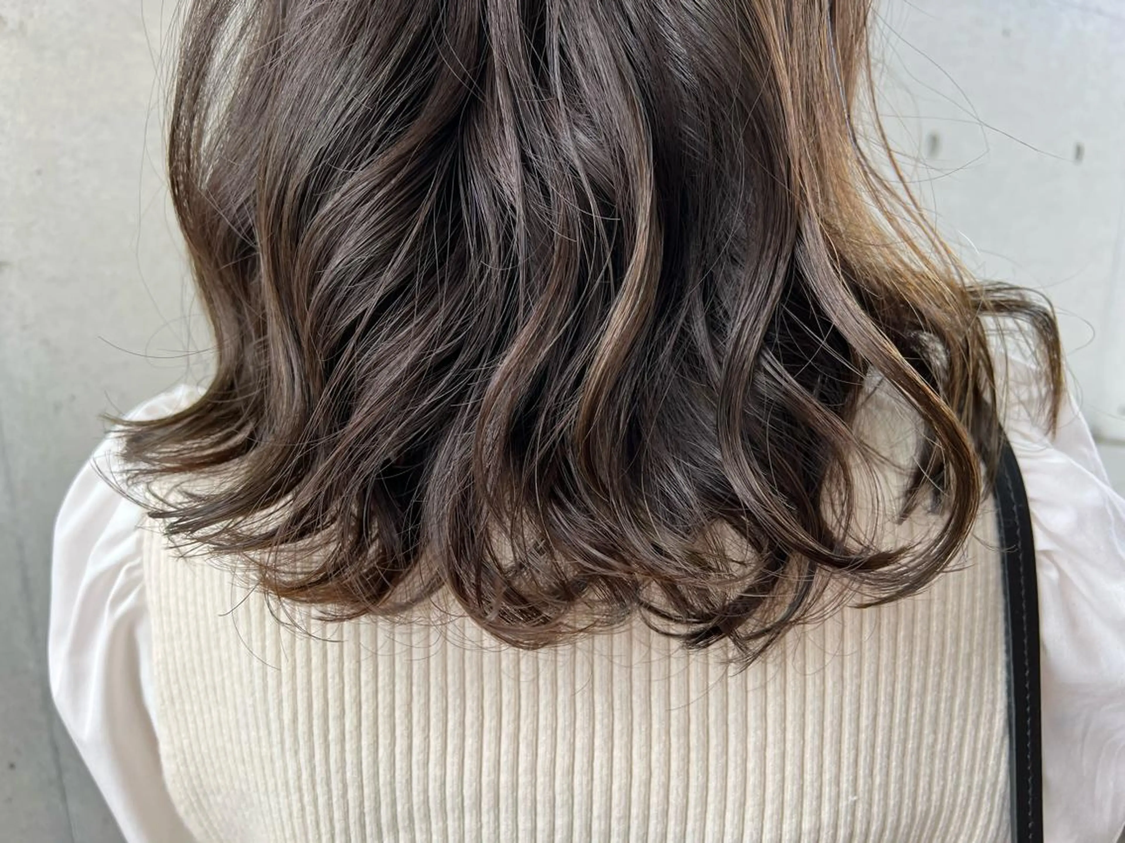 セミロング 岸田 莉奈のヘアスタイル