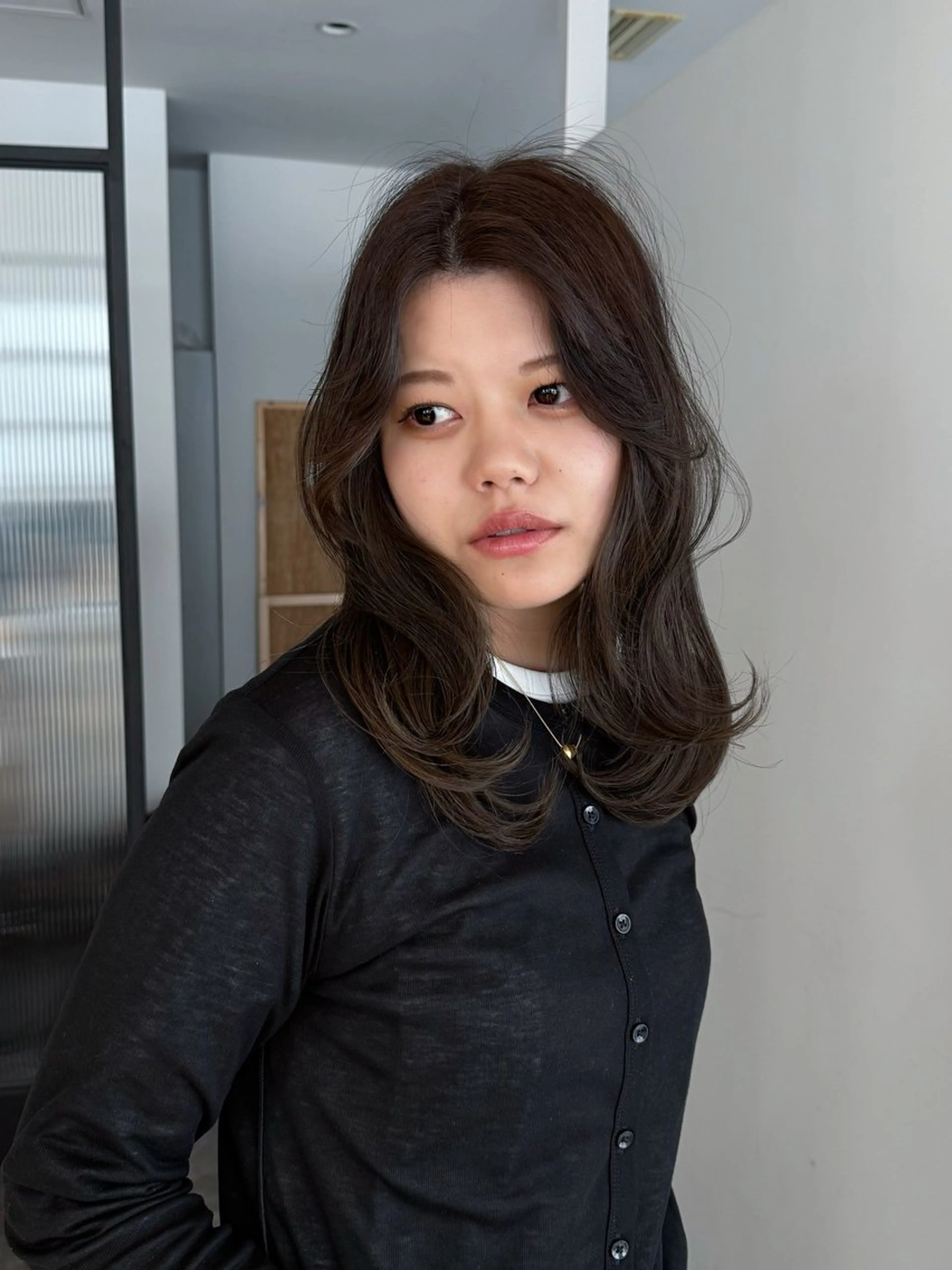 セミロング 韓国ヘア/透明感カラ ー/メンズレディースのヘアスタイル