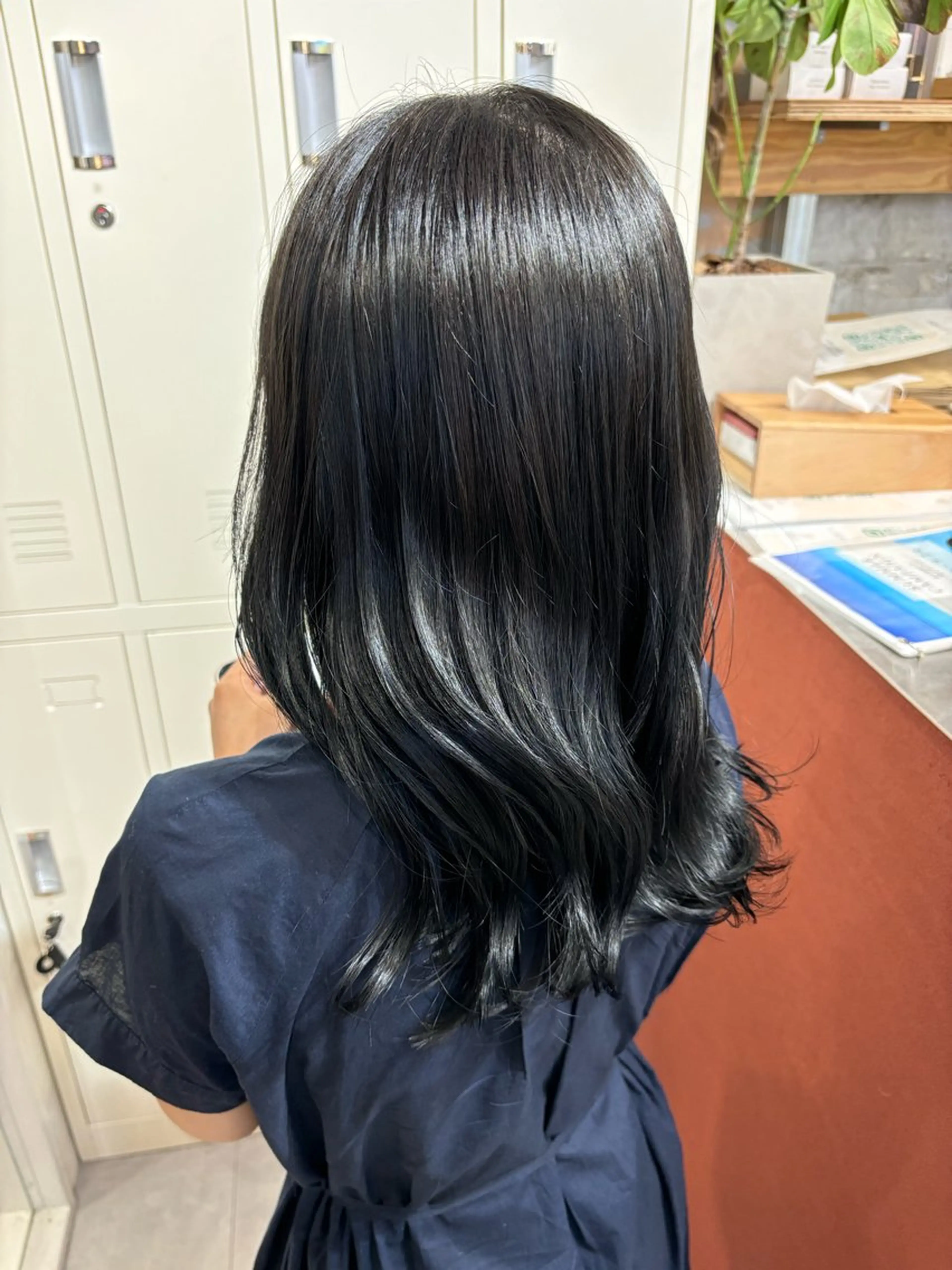 ミディアム シオン/艶髪/ 暗髪カラーのヘアスタイル