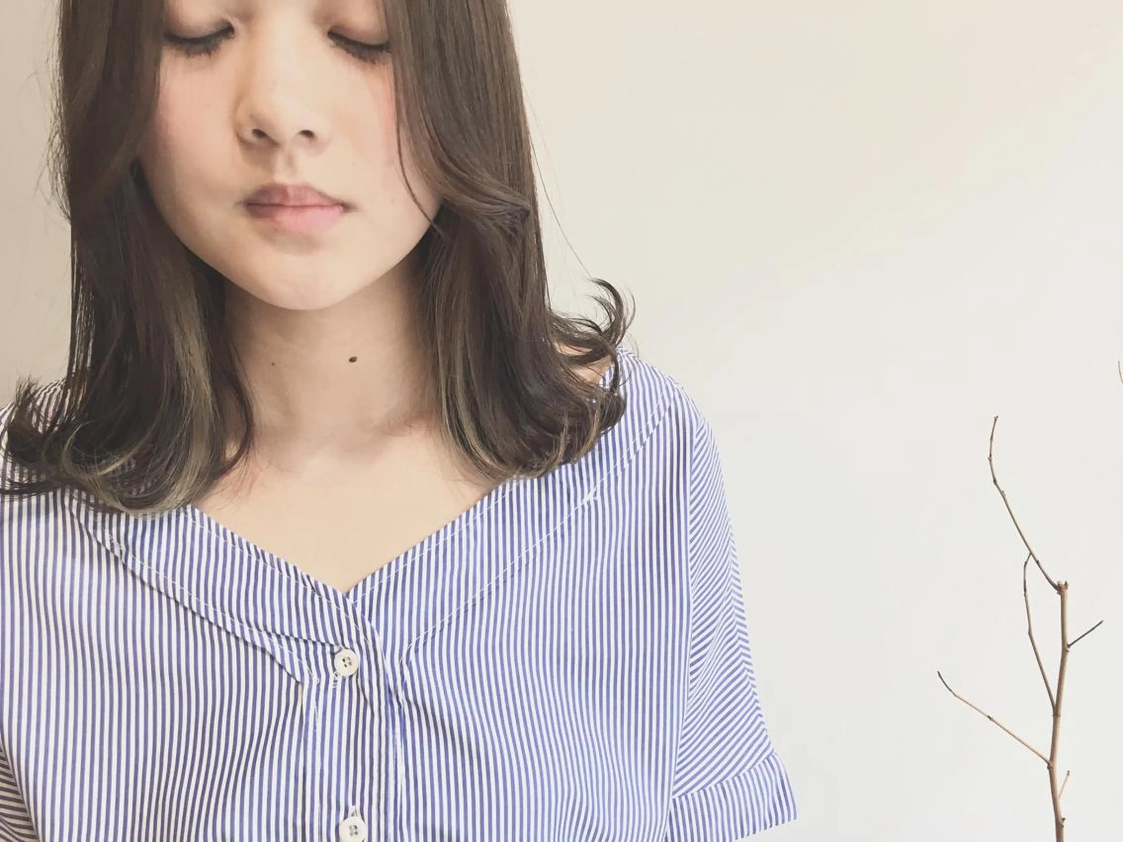 ロング カラー ブリーチ デザインカラー イヤリングカラー グレージュ てんま さやかのヘアスタイル