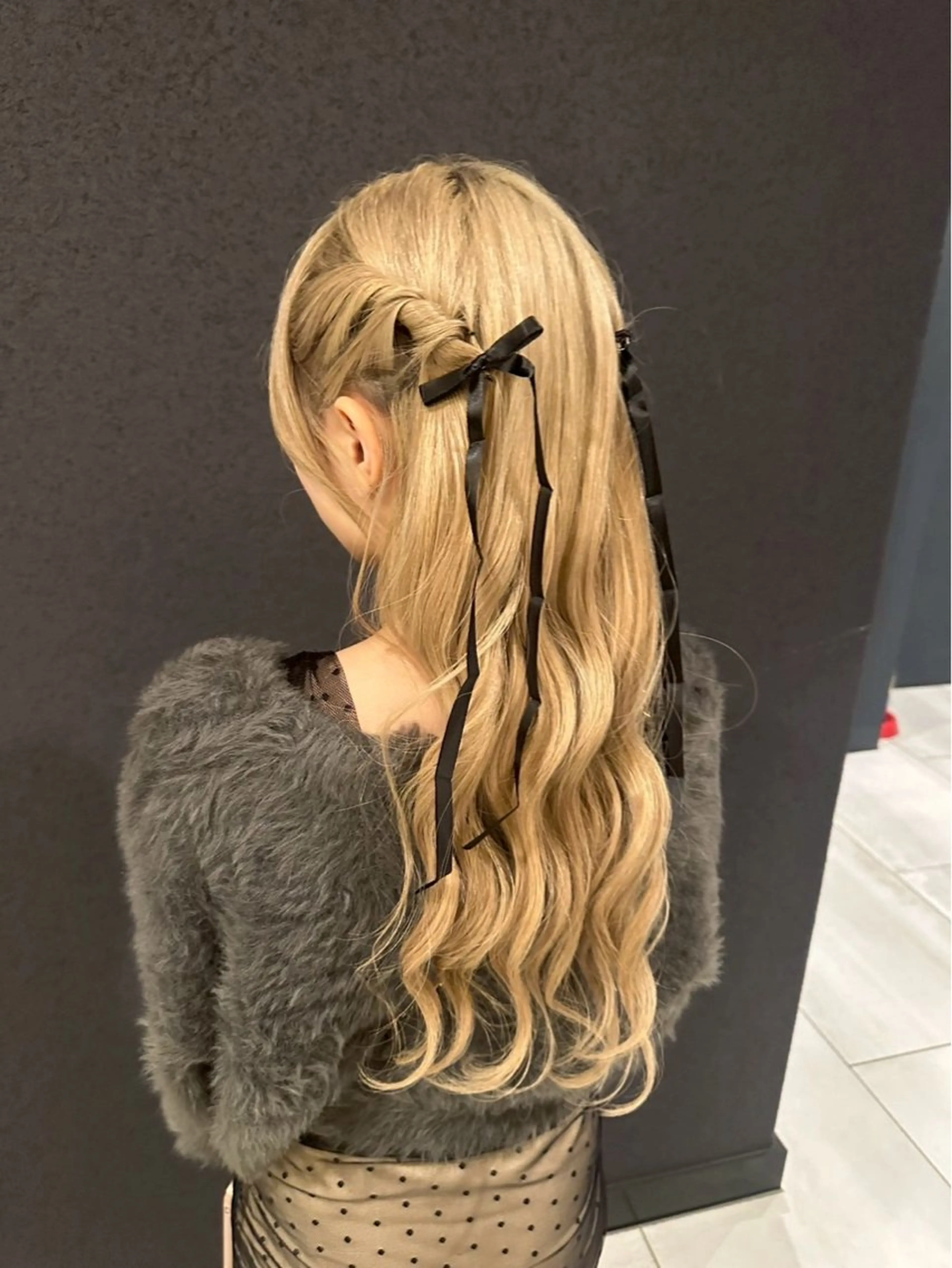 ロング カラー ベージュカラー ブリーチ ケアブリーチ デザインカラー ダブルカラー 肌に馴染むハイトーン /ミルクティーカラーのヘアスタイル